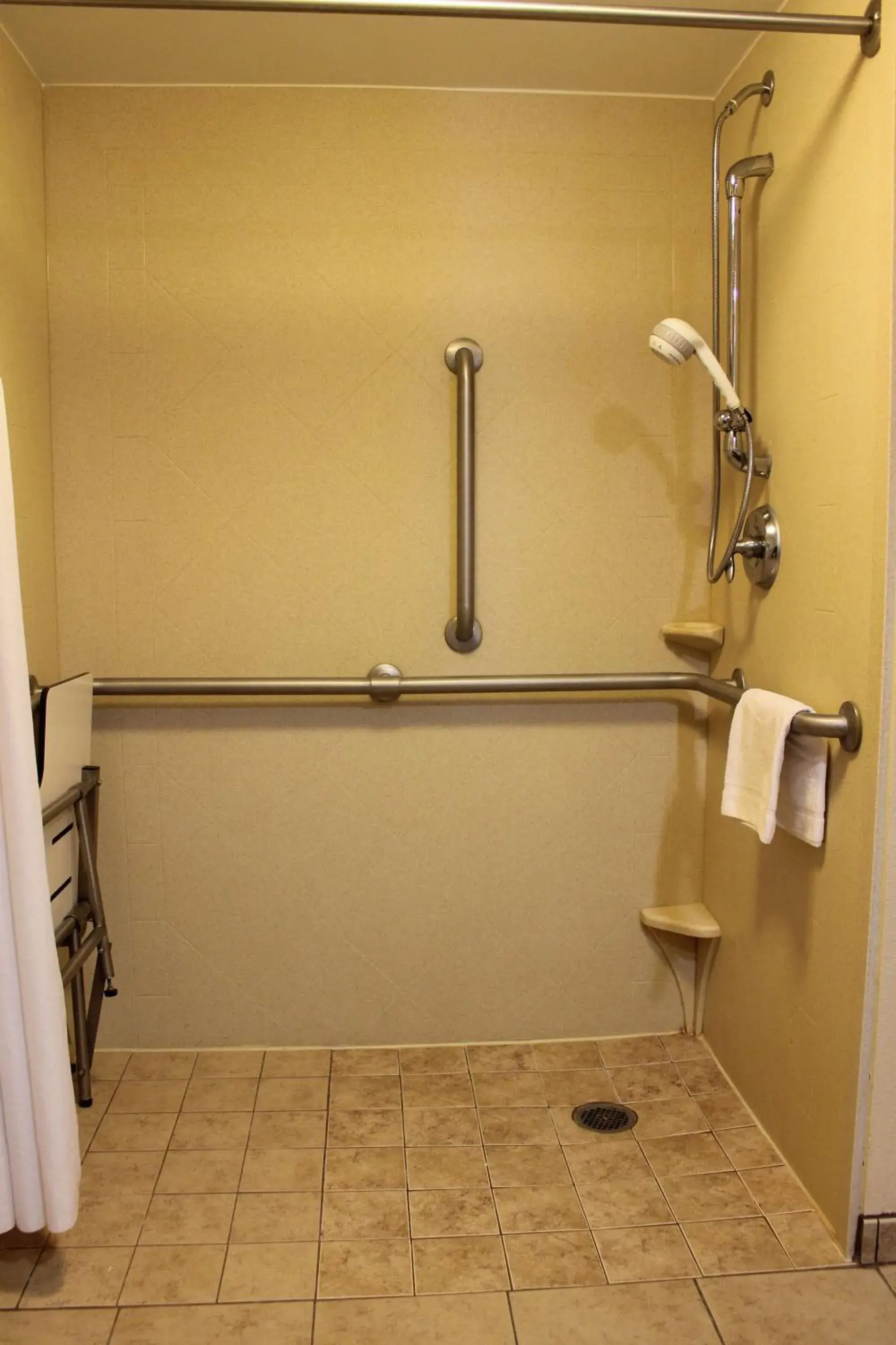 Bathroom in Hampton Inn Gettysburg Bathroom in Hampton Inn Gettysburg