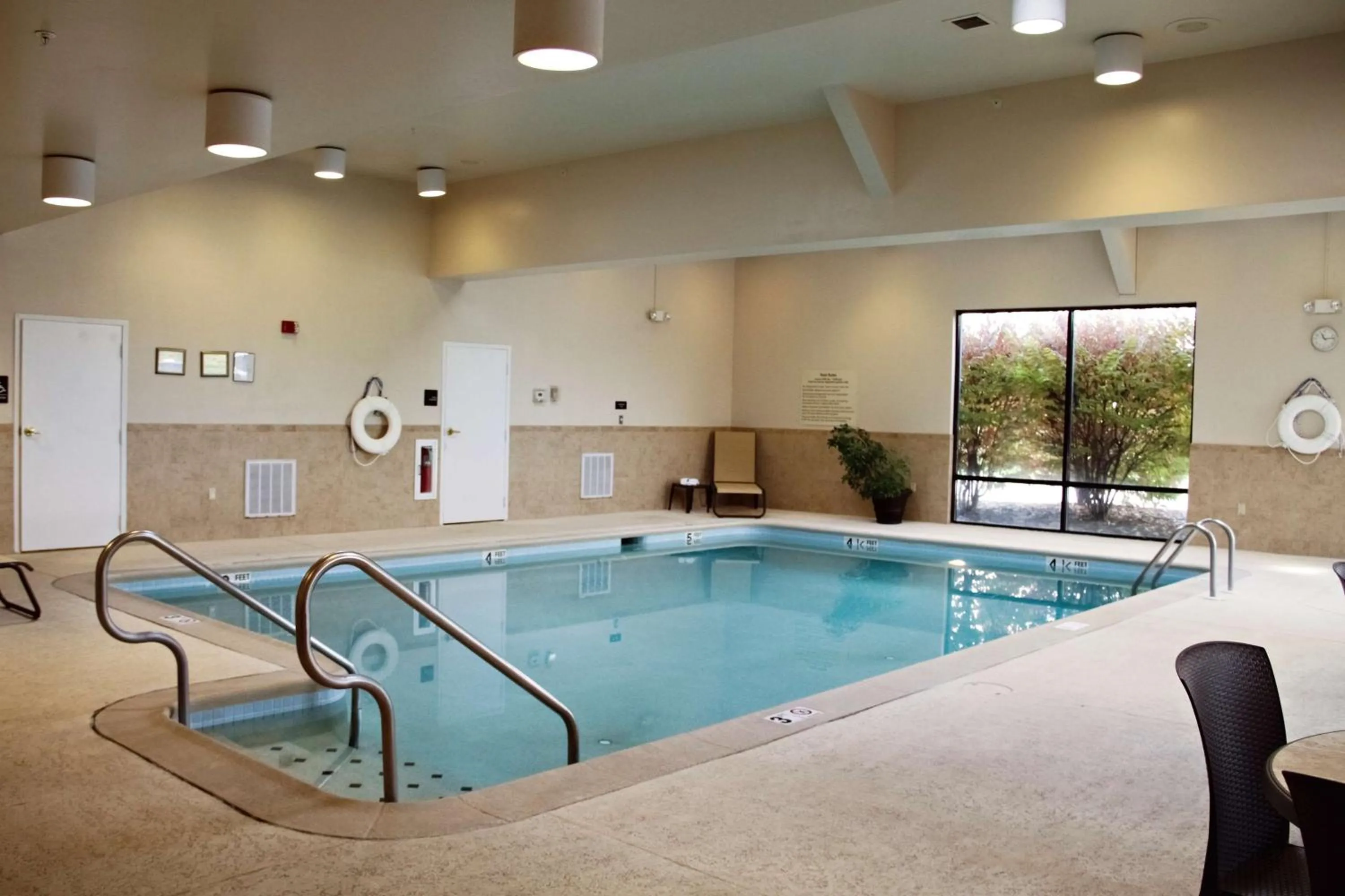 Pool view in Hampton Inn Gettysburg