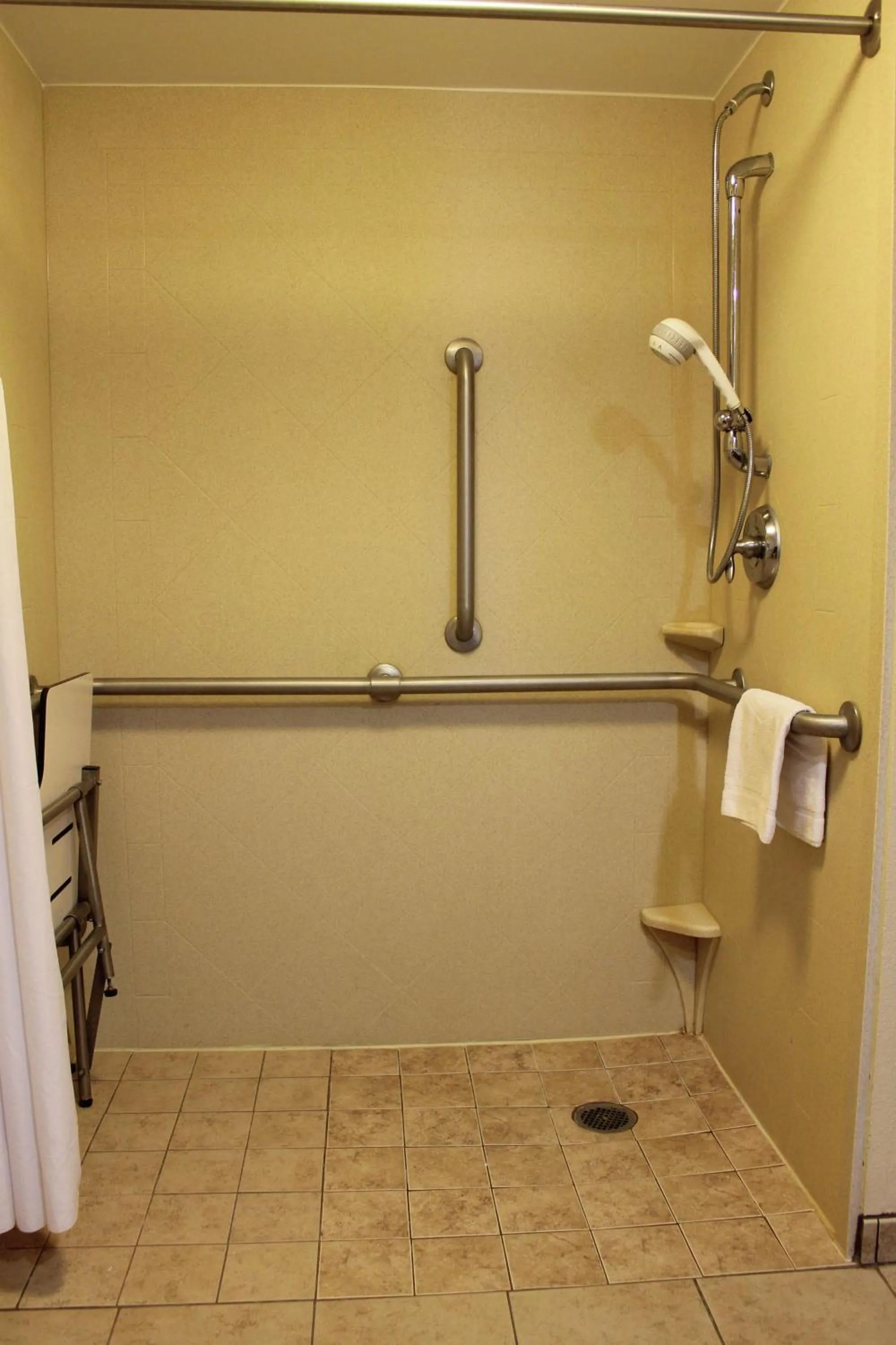 Bathroom in Hampton Inn Gettysburg