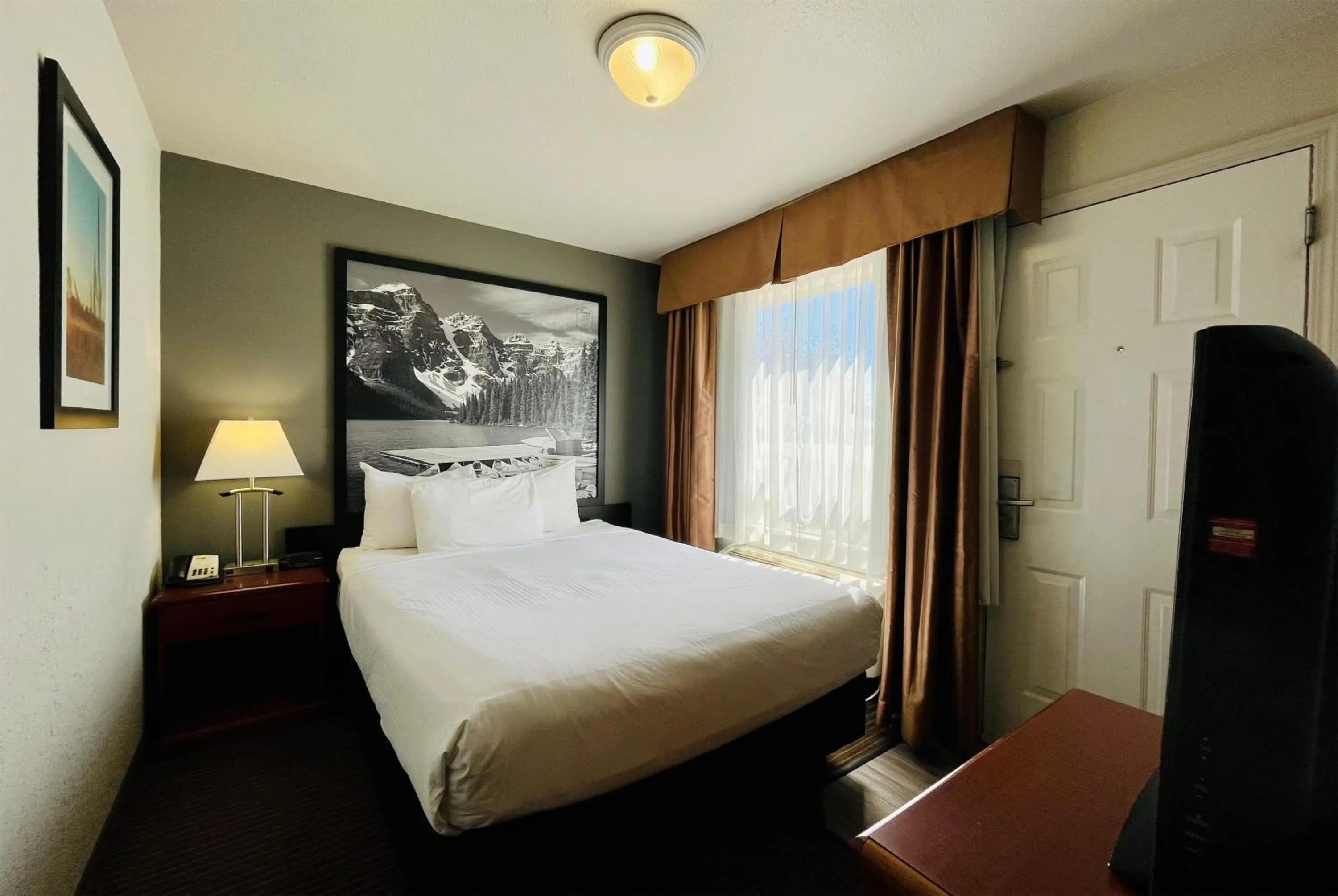 Photo of the whole room, Bed in Super 8 by Wyndham Grande Prairie