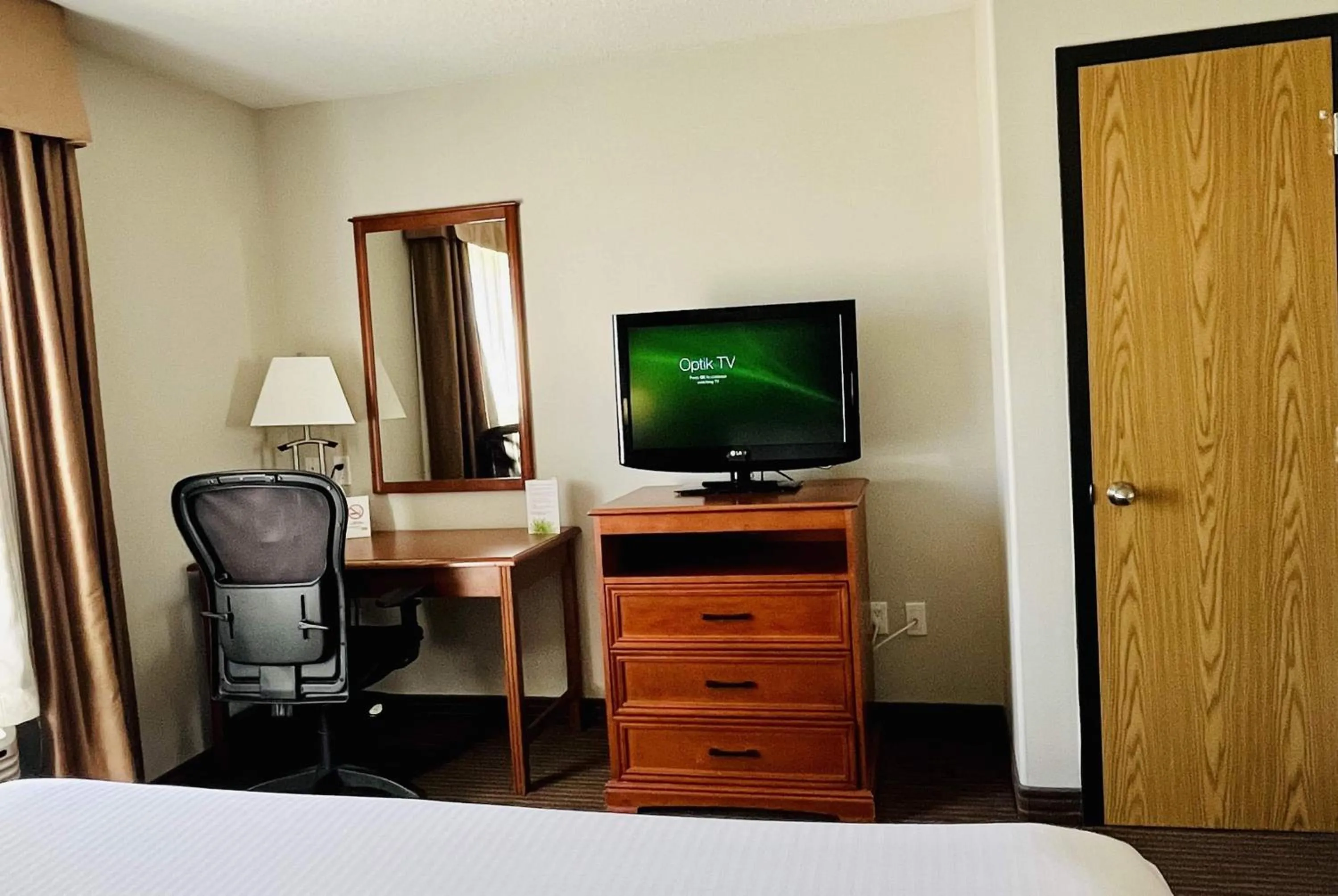 Photo of the whole room, Bed in Super 8 by Wyndham Grande Prairie