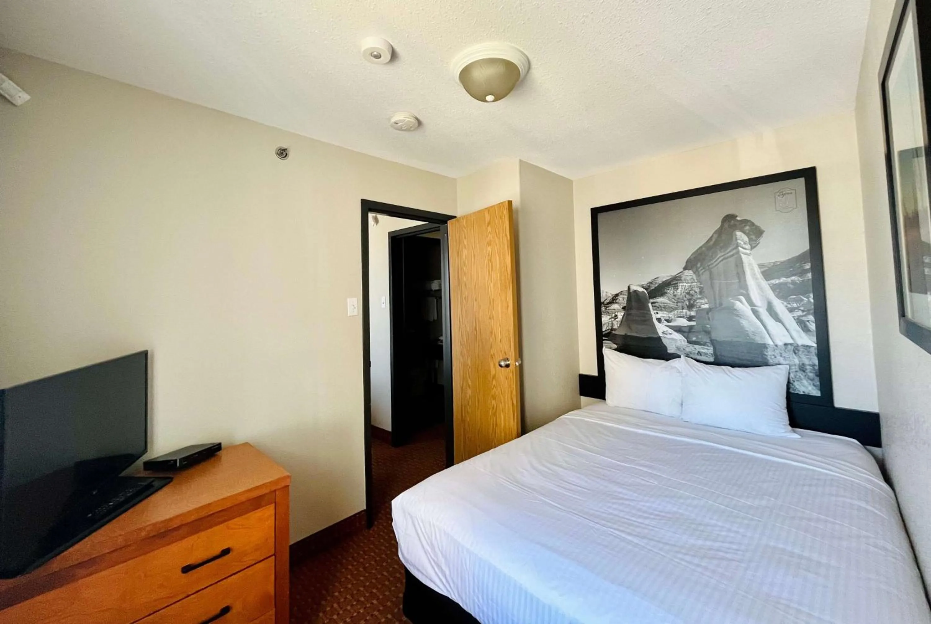 Photo of the whole room, Bed in Super 8 by Wyndham Grande Prairie