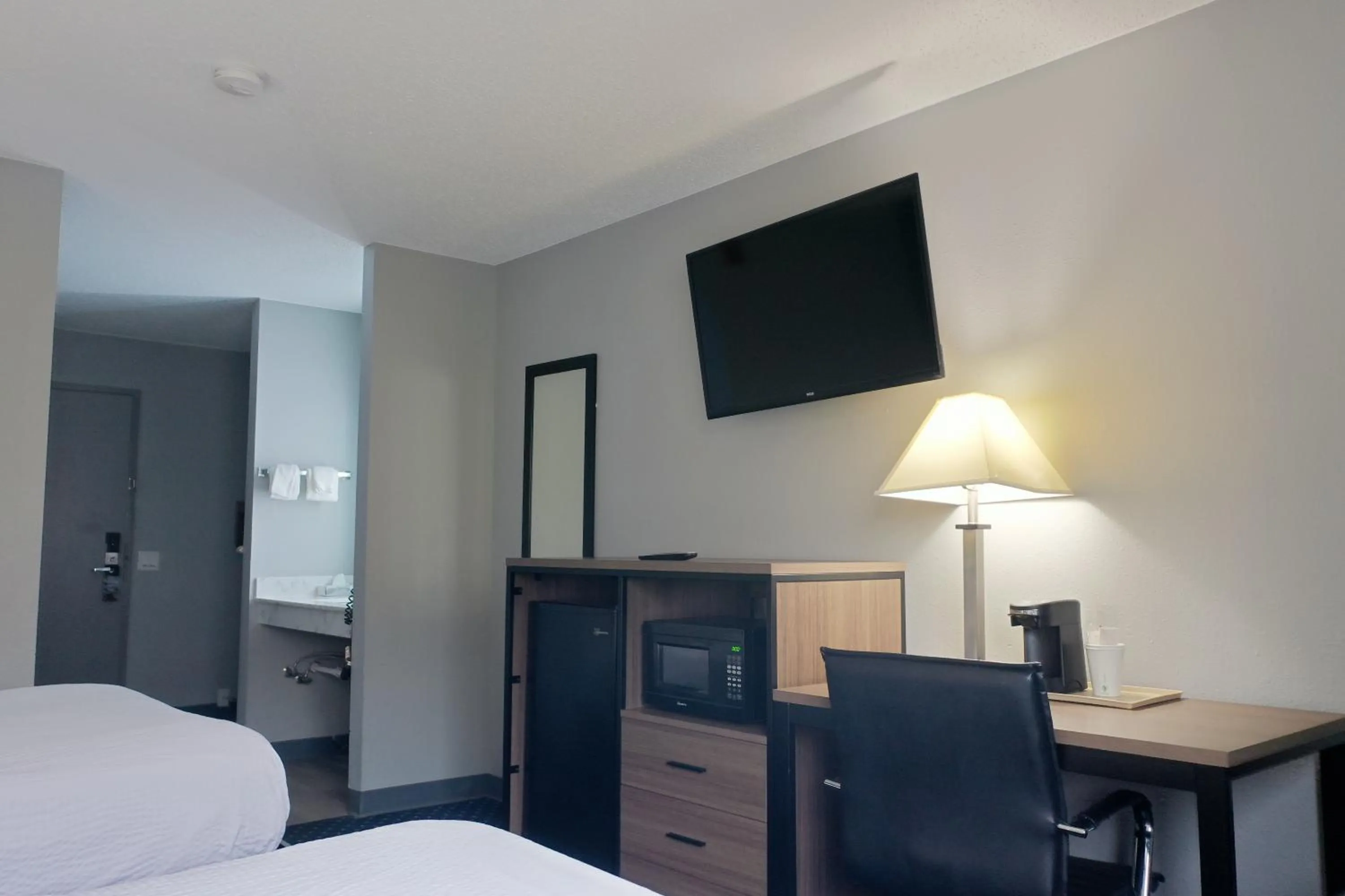 Bed in Super 8 by Wyndham Rockford I-90 Casino District