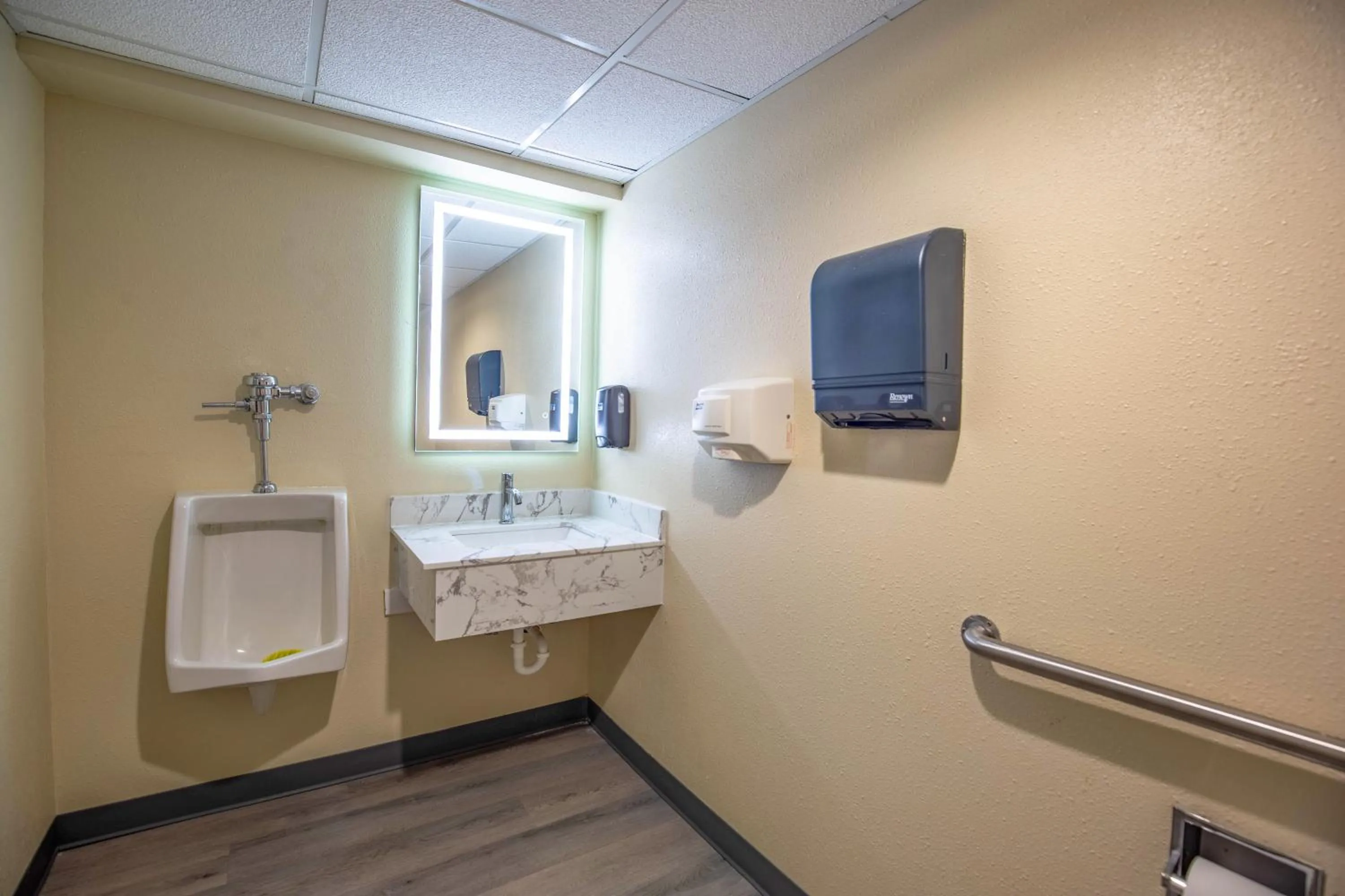 Super 8 by Wyndham Rockford I-90 Casino District