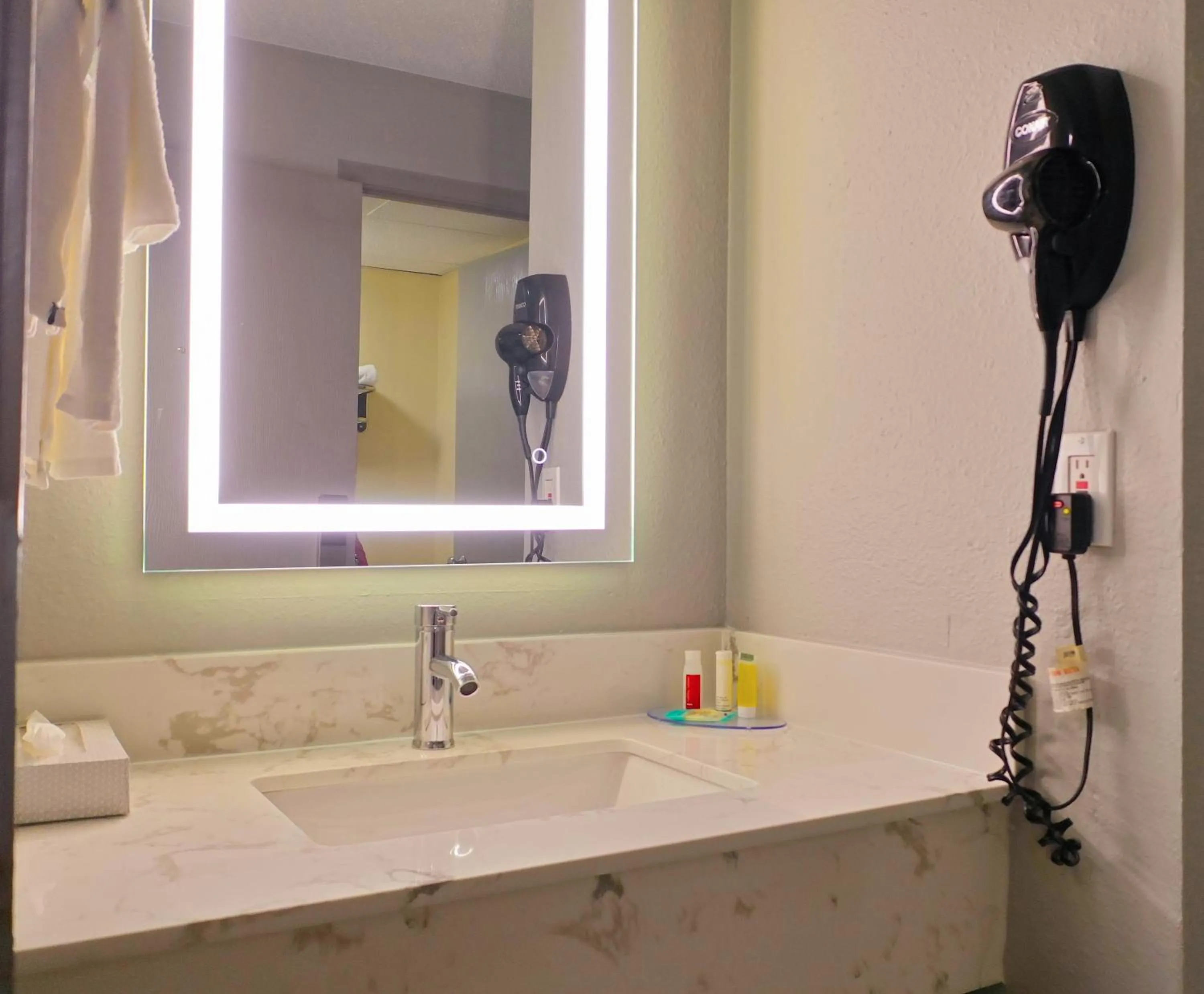 Super 8 by Wyndham Rockford I-90 Casino District