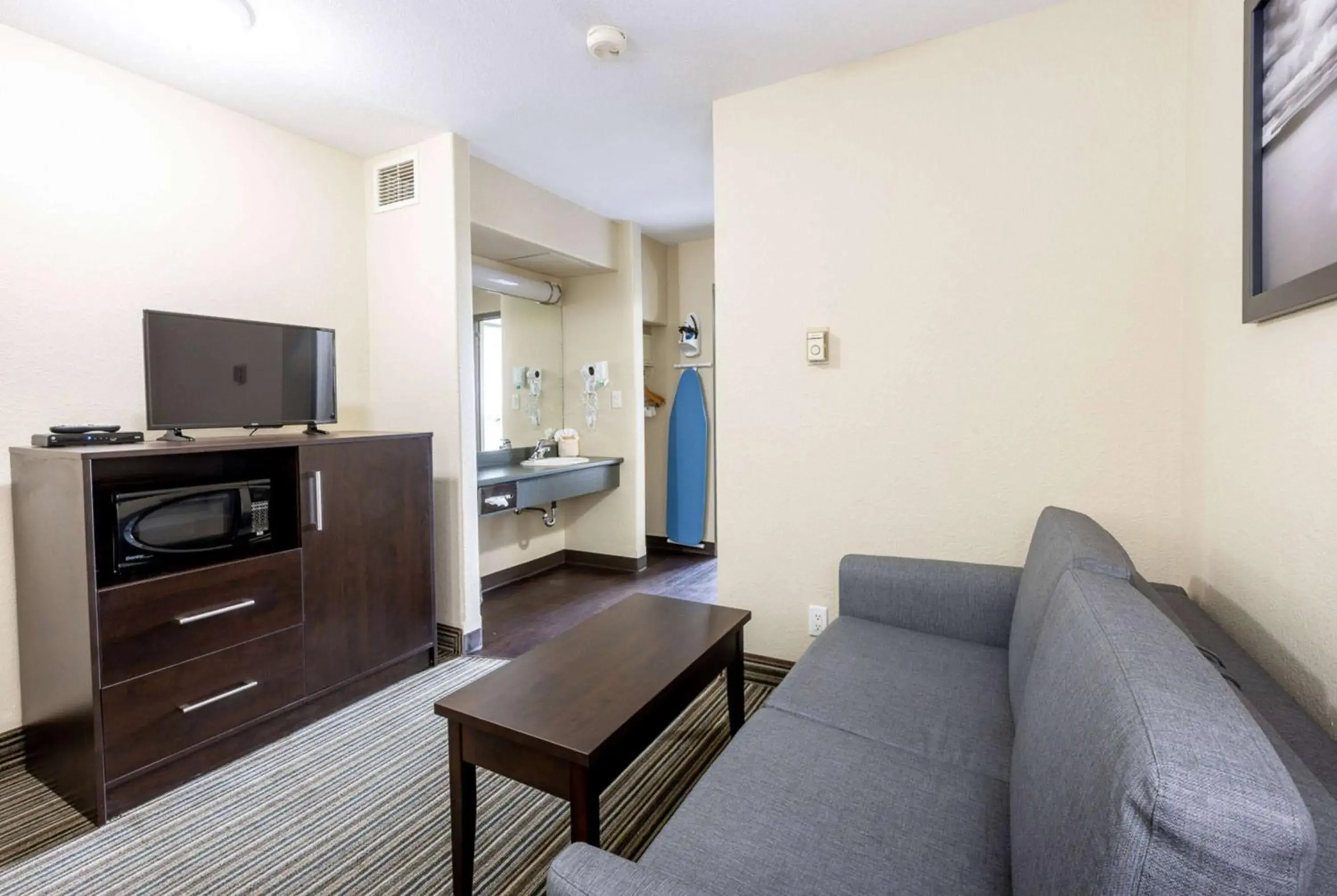 Photo of the whole room in Super 8 by Wyndham Truro NS Photo of the whole room in Super 8 by Wyndham Truro NS