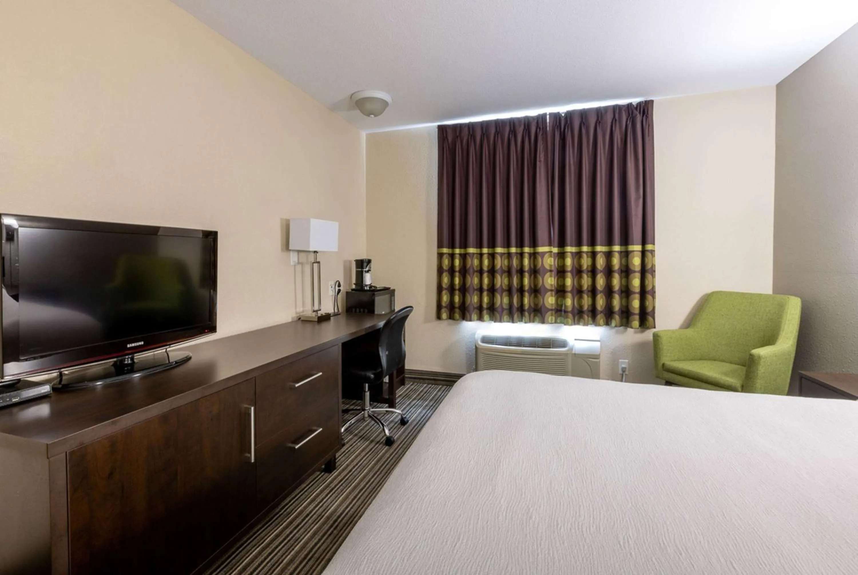 Photo of the whole room, Bed in Super 8 by Wyndham Truro NS