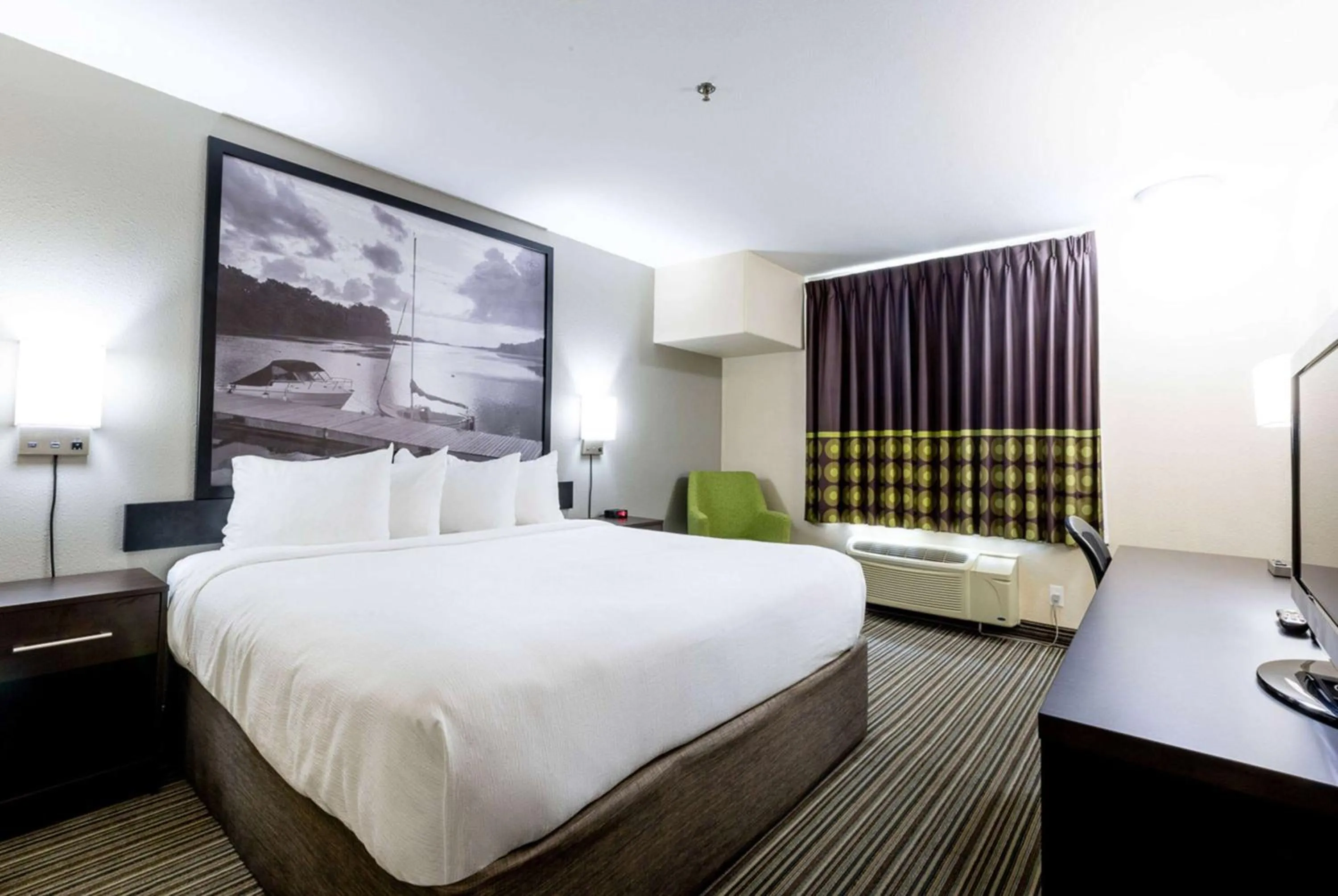 Photo of the whole room, Bed in Super 8 by Wyndham Truro NS