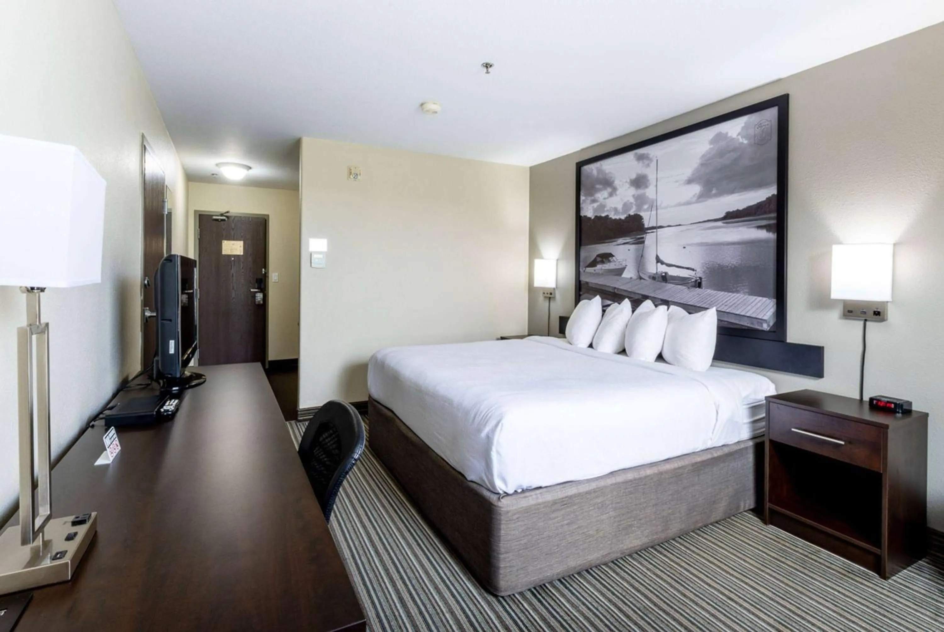 Photo of the whole room, Bed in Super 8 by Wyndham Truro NS