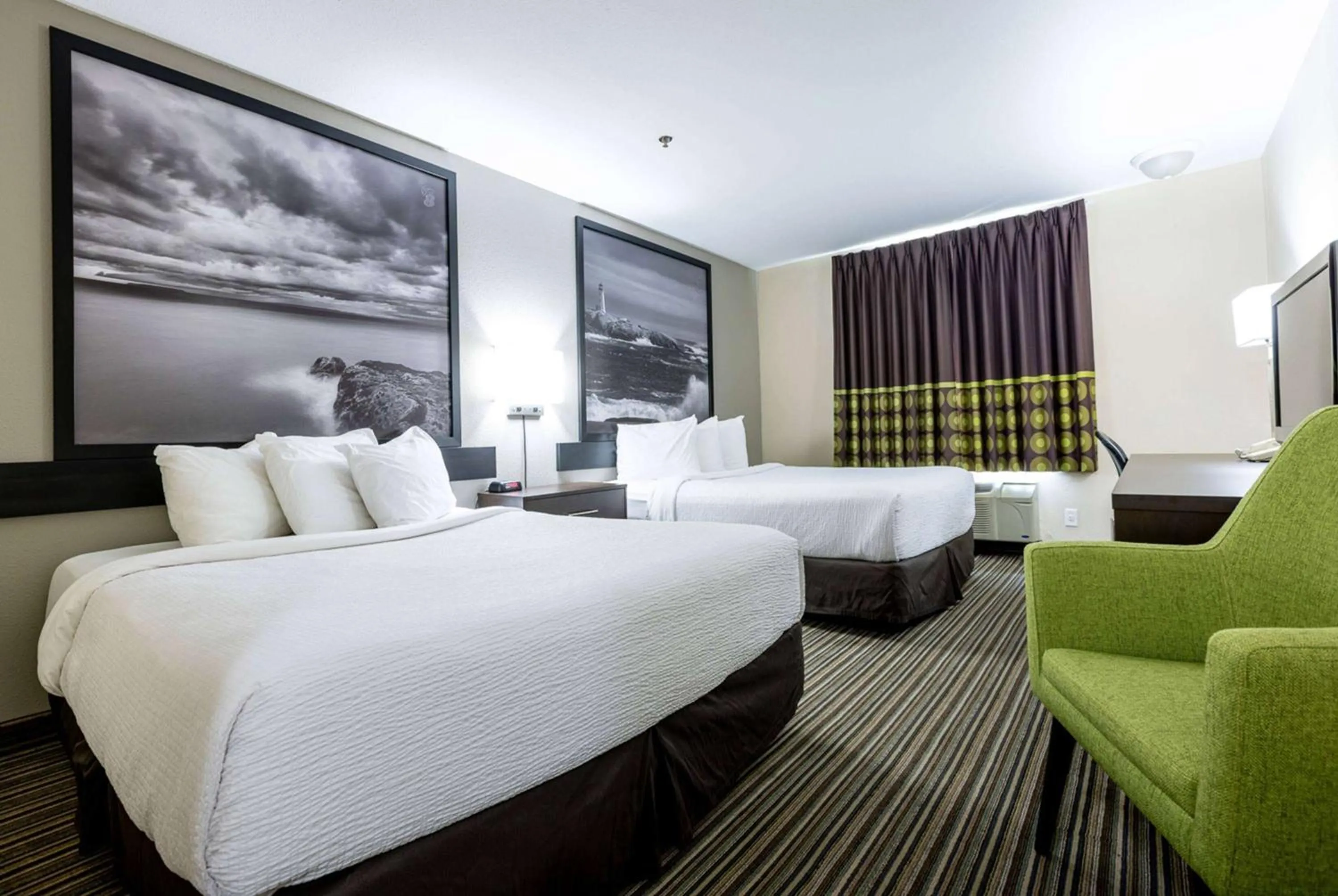 Photo of the whole room, Bed in Super 8 by Wyndham Truro NS