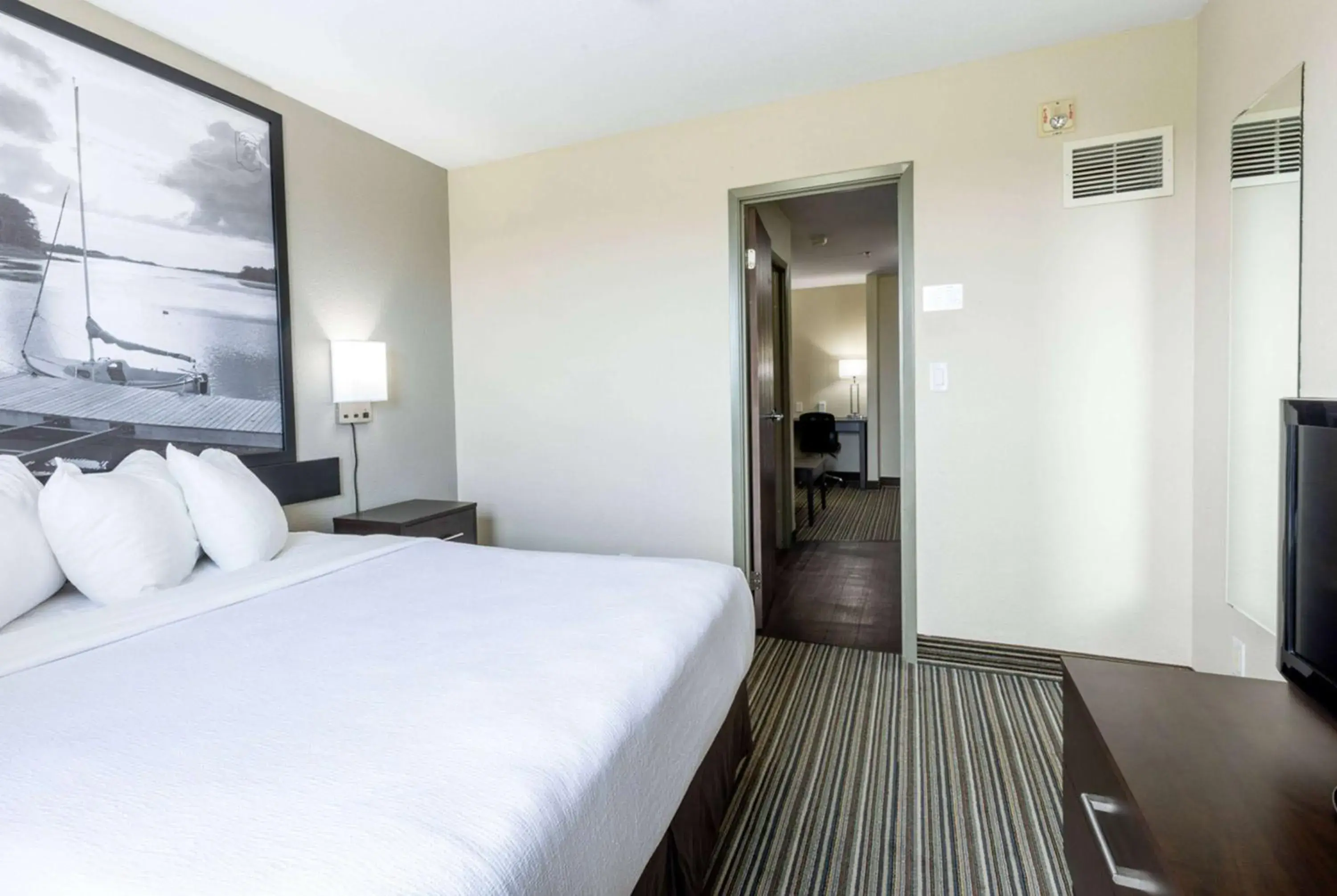 One-Bedroom Queen Suite - Non-Smoking in Super 8 by Wyndham Truro NS One-Bedroom Queen Suite - Non-Smoking in Super 8 by Wyndham Truro NS