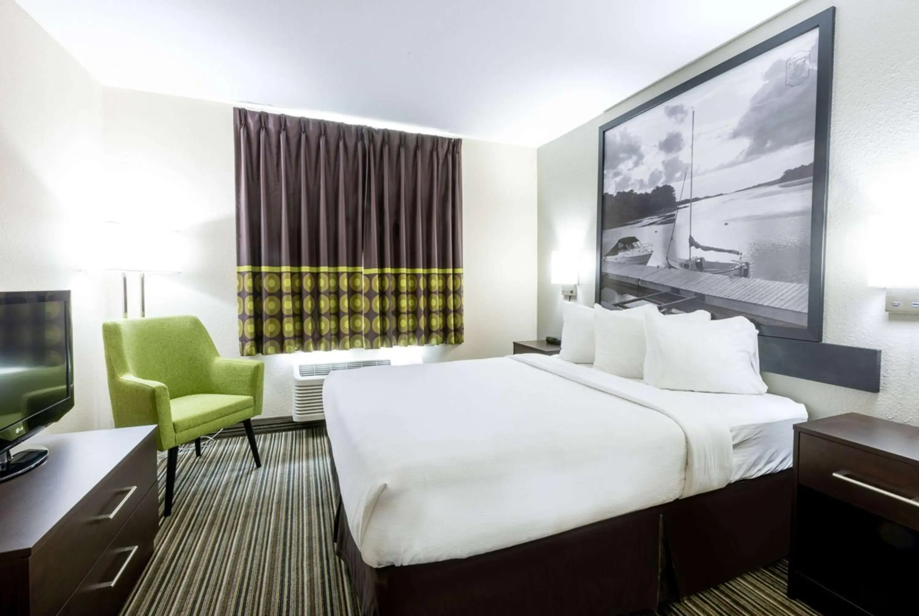 Photo of the whole room, Bed in Super 8 by Wyndham Truro NS Photo of the whole room, Bed in Super 8 by Wyndham Truro NS