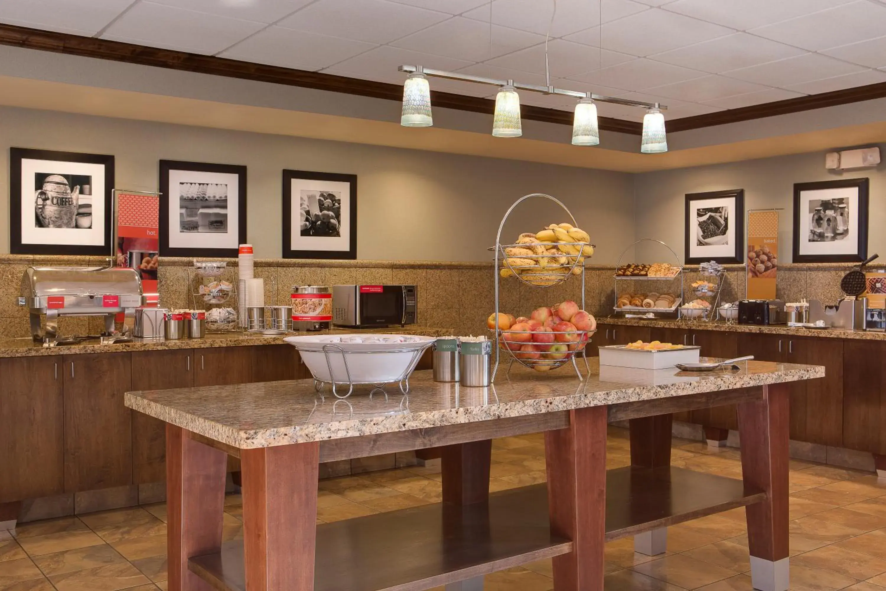 Breakfast in Hampton Inn and Suites - Lincoln Northeast Breakfast in Hampton Inn and Suites - Lincoln Northeast