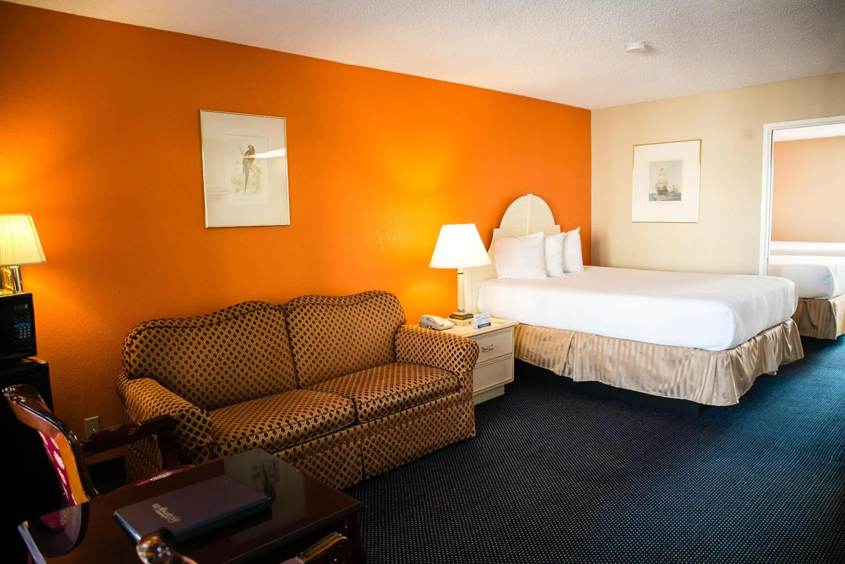 Seating area, Bed in Anaheim Carriage Inn Seating area, Bed in Anaheim Carriage Inn