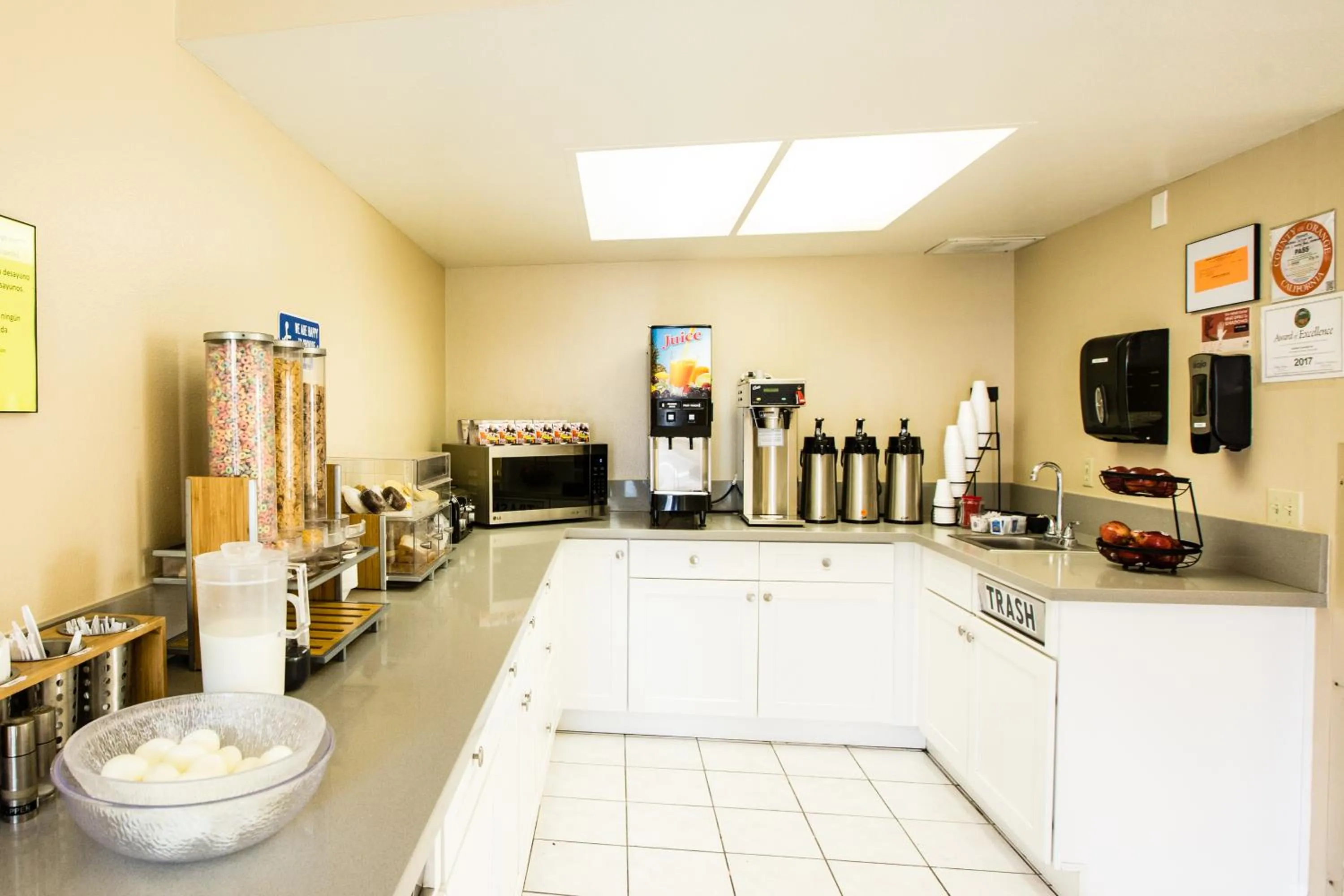 Breakfast in Anaheim Carriage Inn