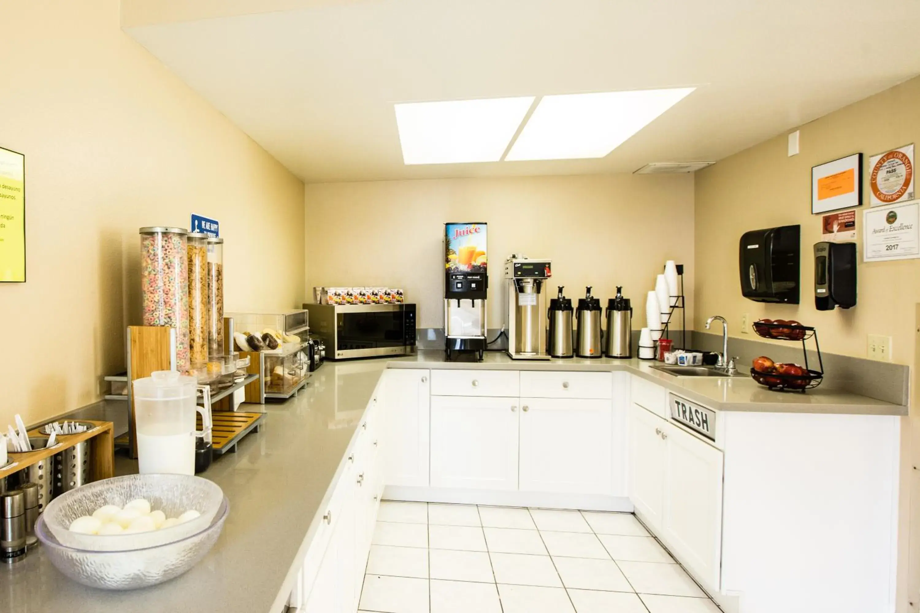 Breakfast in Anaheim Carriage Inn Breakfast in Anaheim Carriage Inn