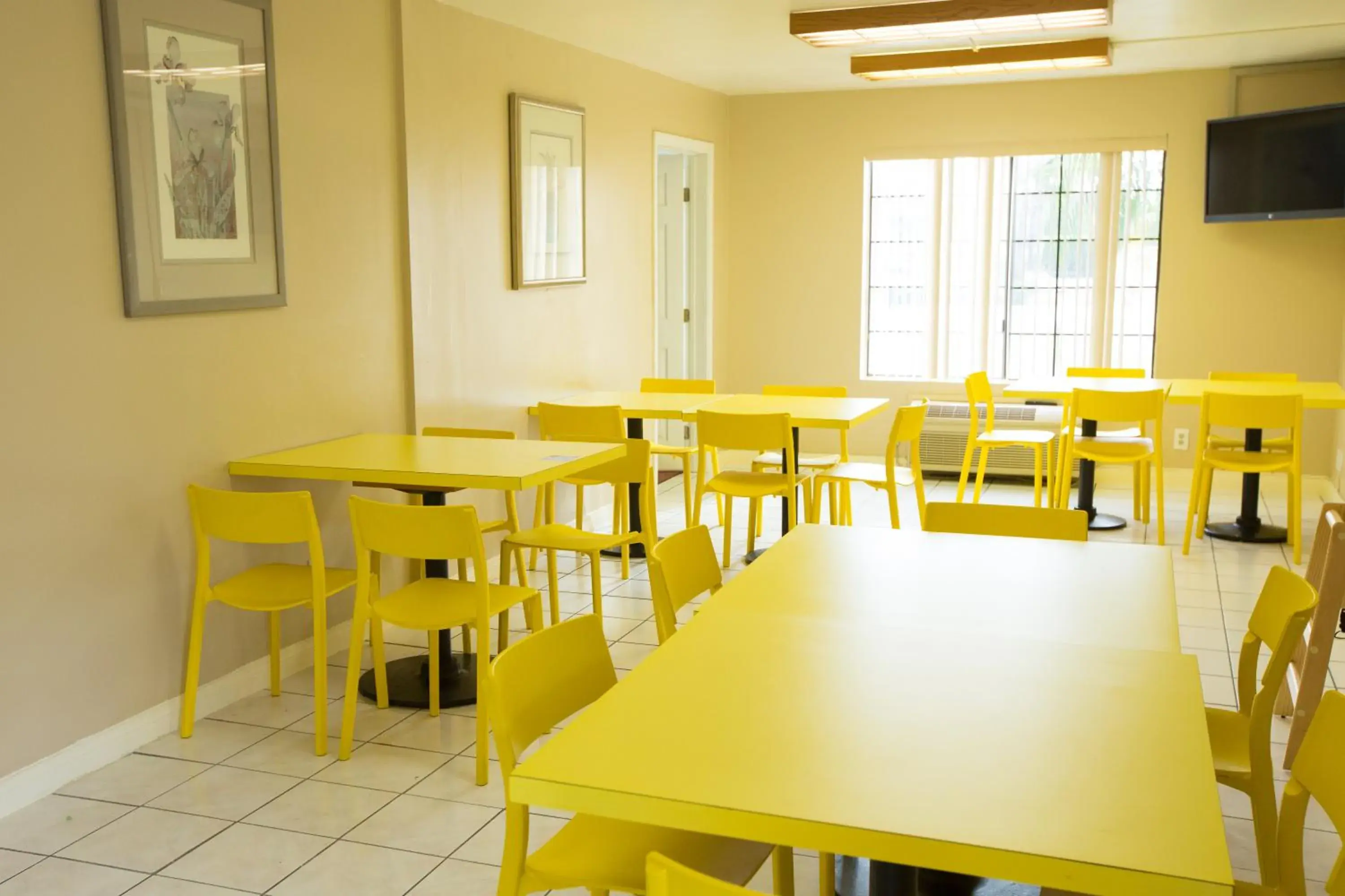 Breakfast in Anaheim Carriage Inn Breakfast in Anaheim Carriage Inn