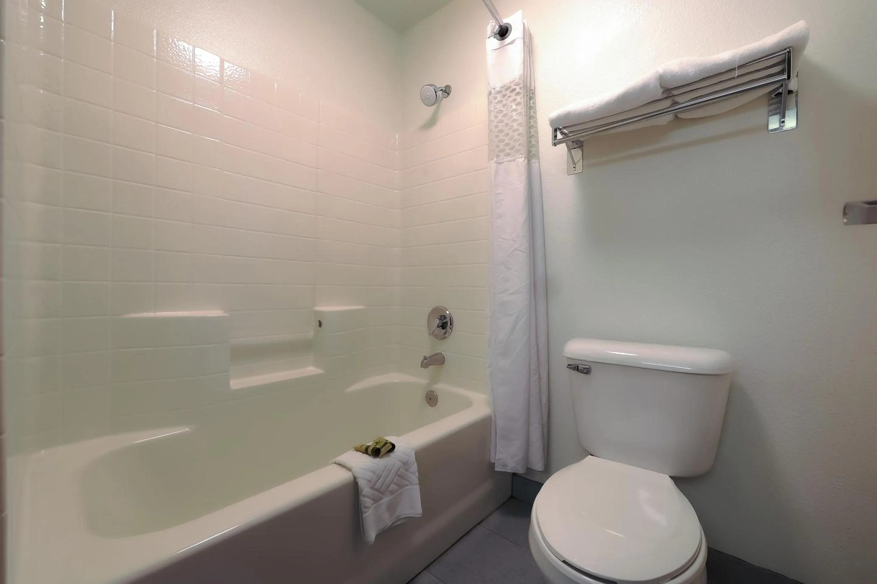 Bathroom in Siletz Bay Beachfront Hotel by OYO Lincoln City