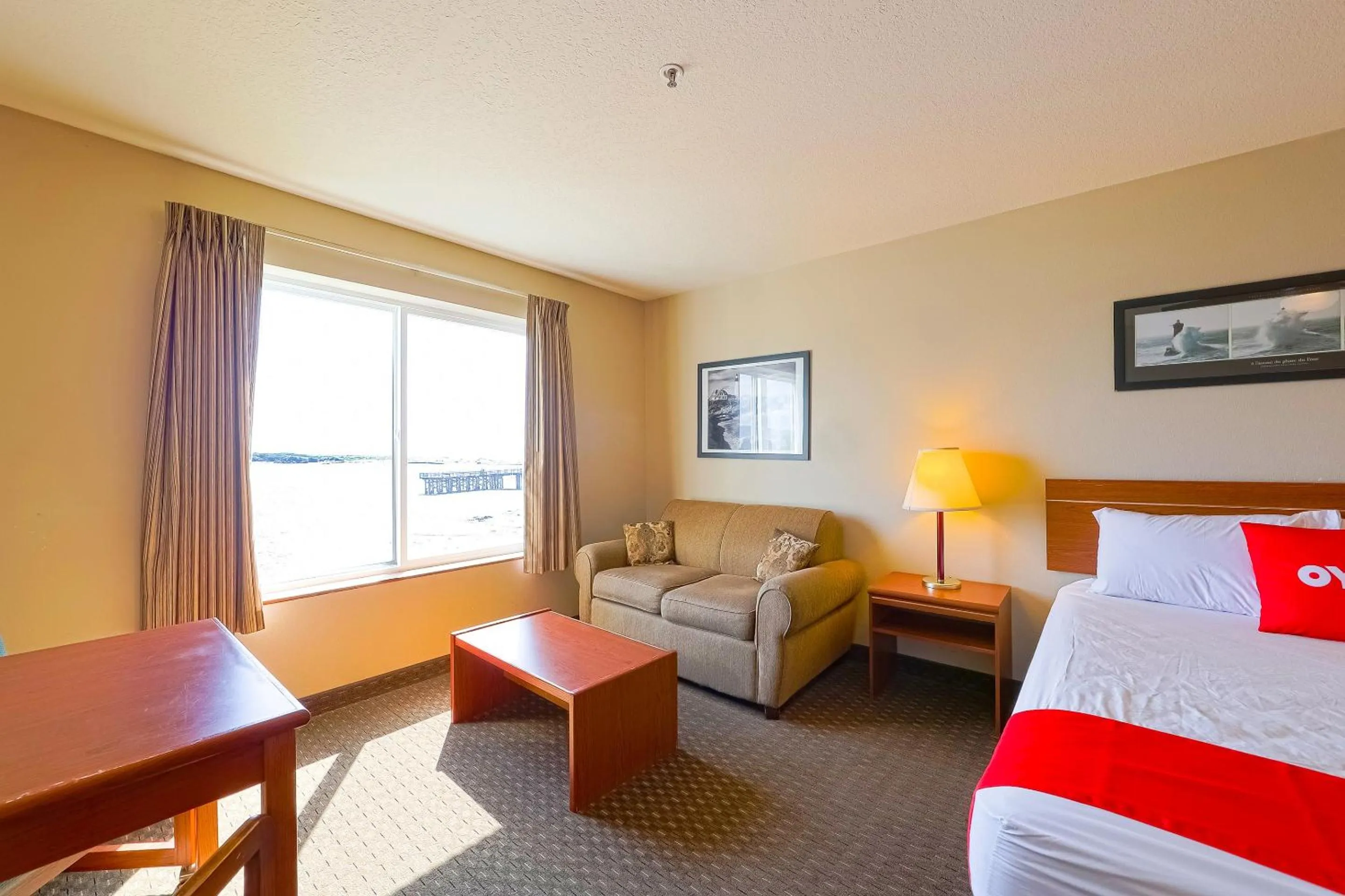 Bedroom, Bed in Siletz Bay Beachfront Hotel by OYO Lincoln City