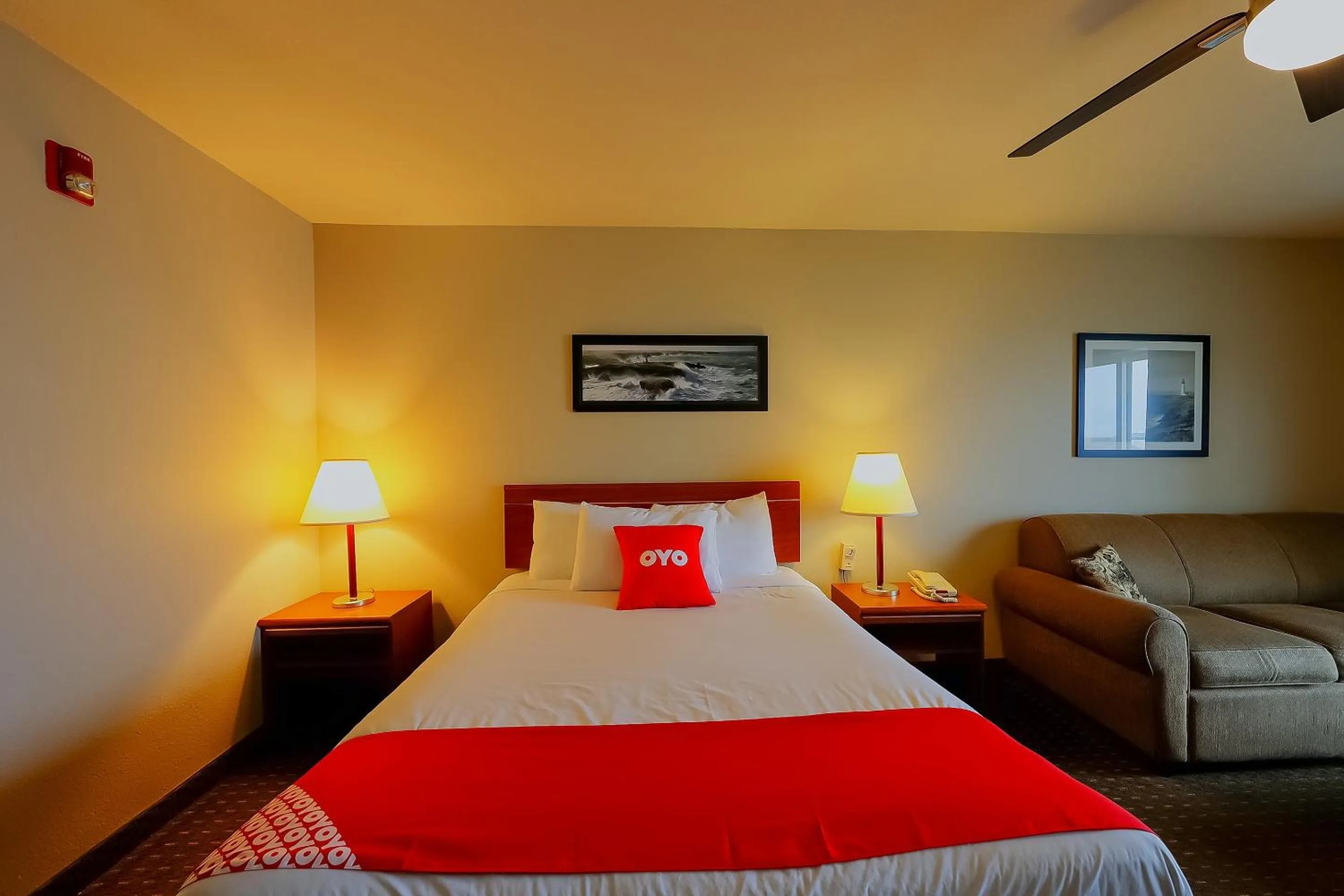 Bedroom, Bed in Siletz Bay Beachfront Hotel by OYO Lincoln City
