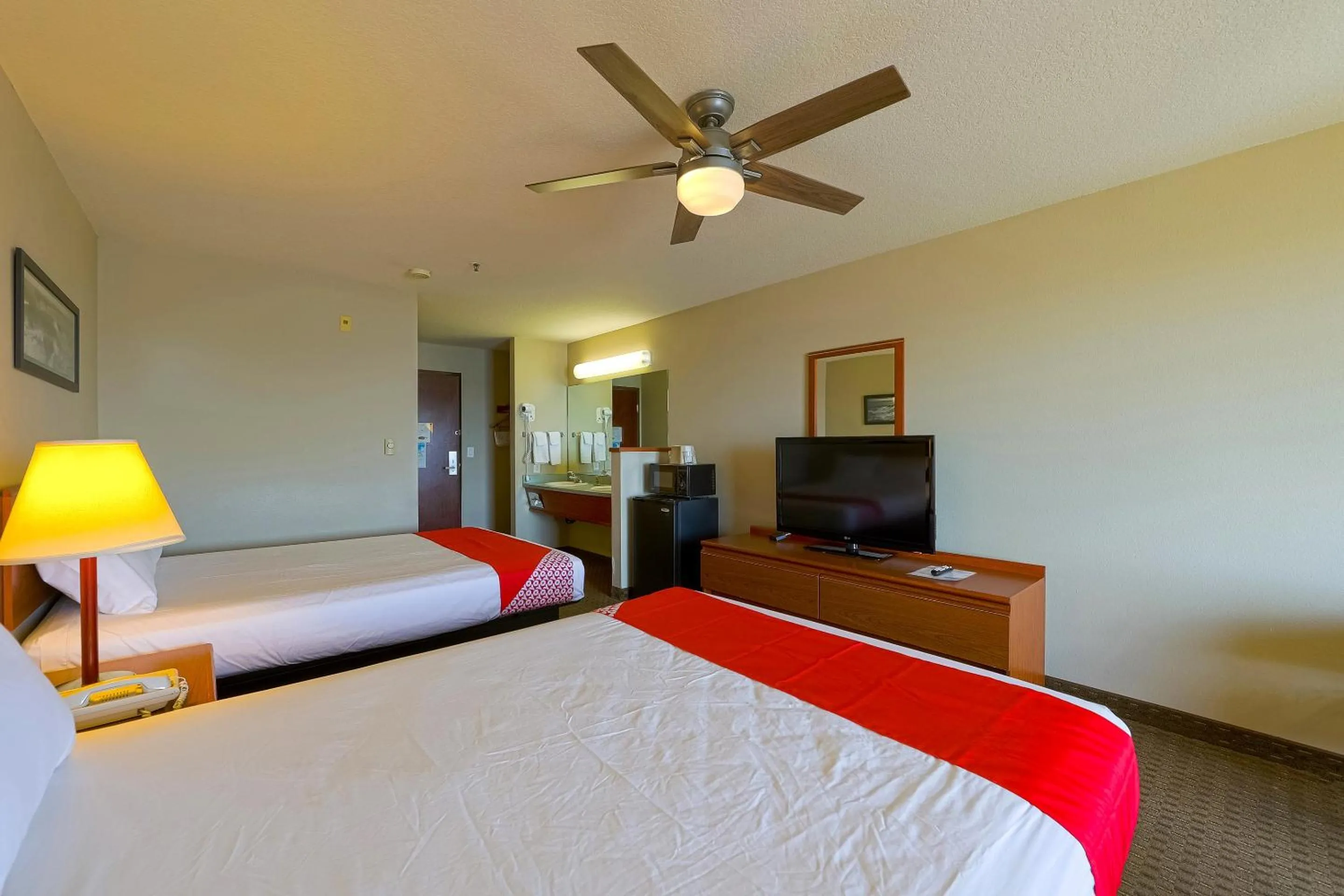 Bedroom, Bed in Siletz Bay Beachfront Hotel by OYO Lincoln City