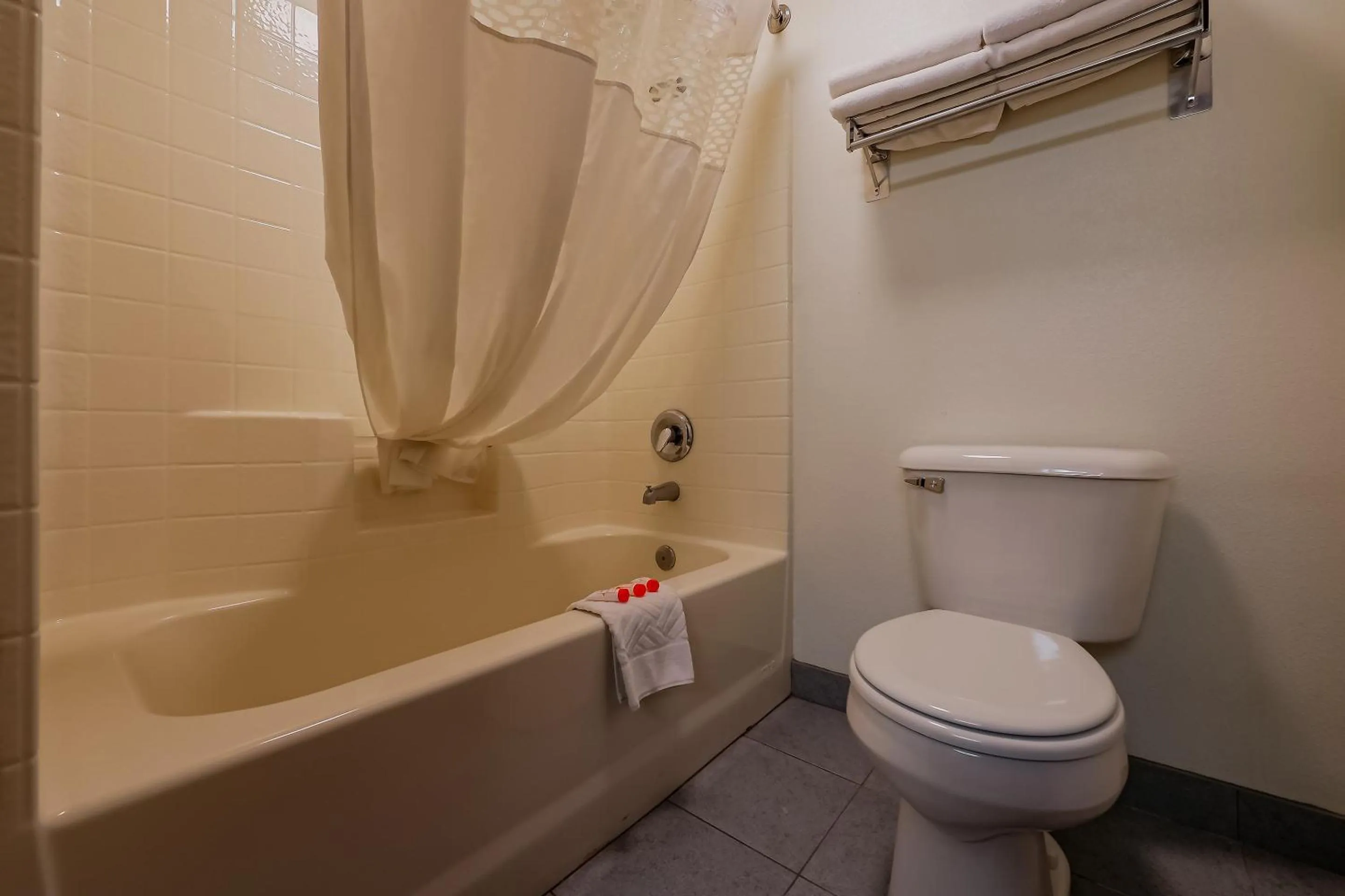Bathroom in Siletz Bay Beachfront Hotel by OYO Lincoln City