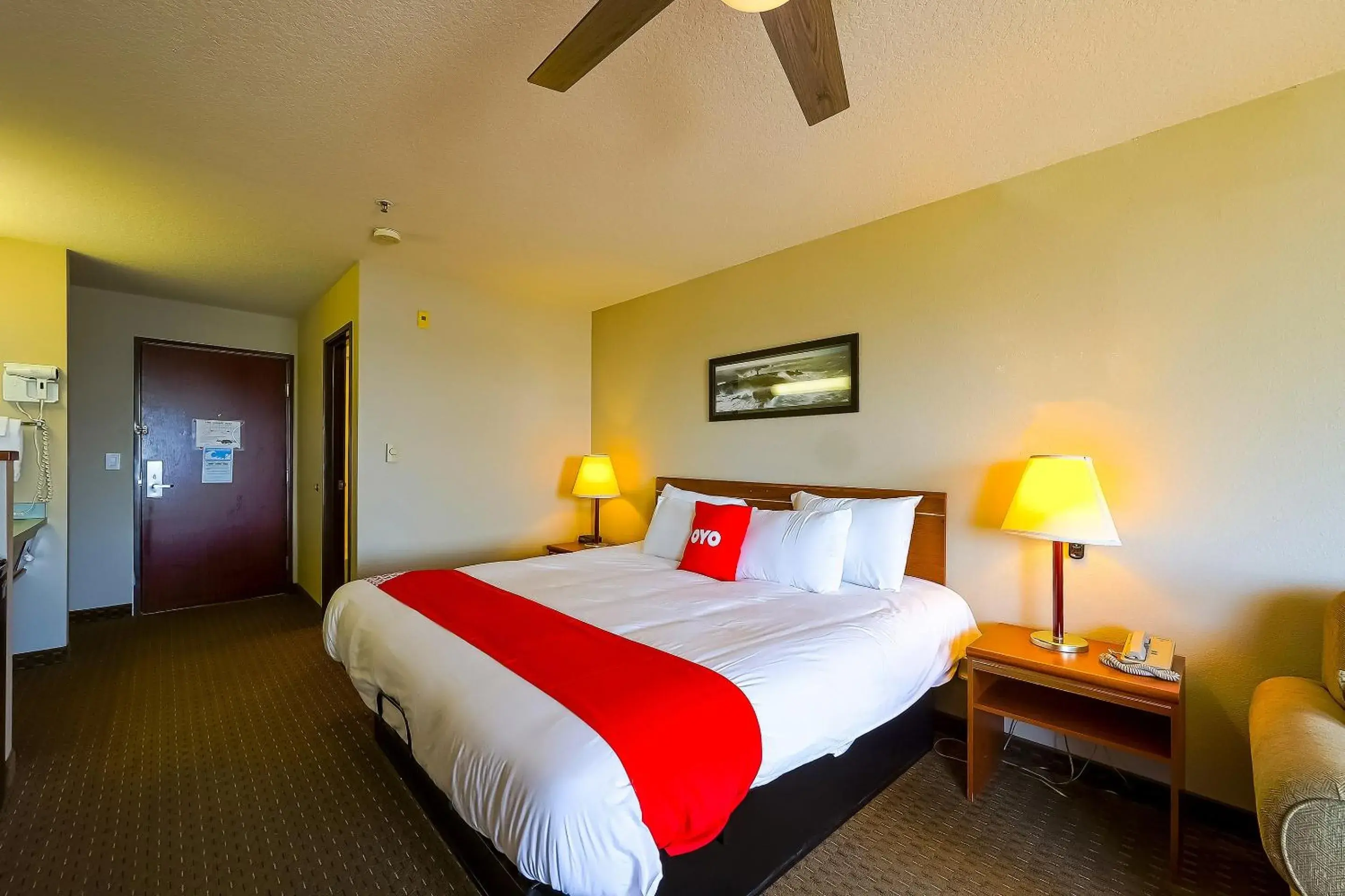 Bedroom, Bed in Siletz Bay Beachfront Hotel by OYO Lincoln City Bedroom, Bed in Siletz Bay Beachfront Hotel by OYO Lincoln City