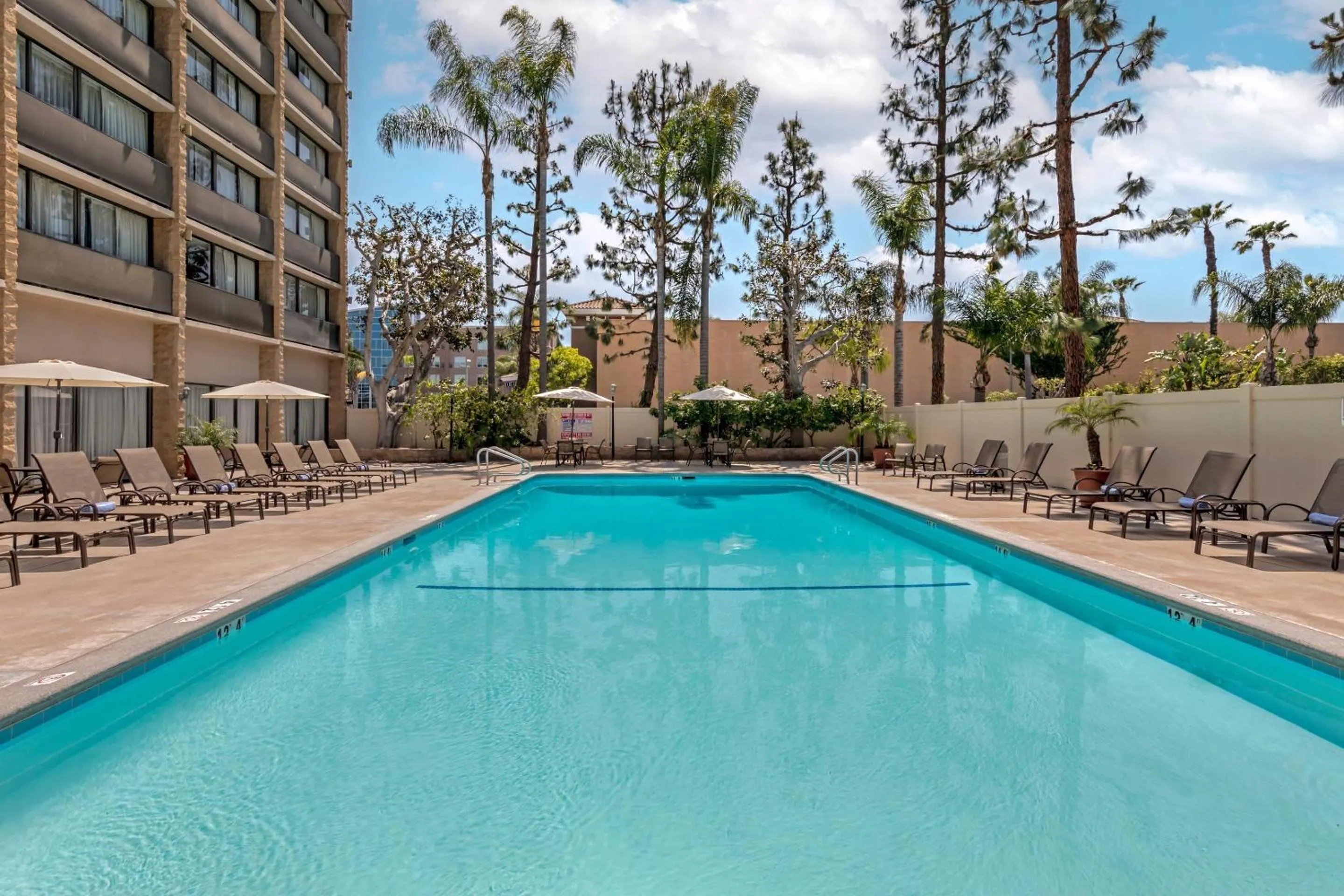 Swimming pool in Clarion Hotel Anaheim Resort