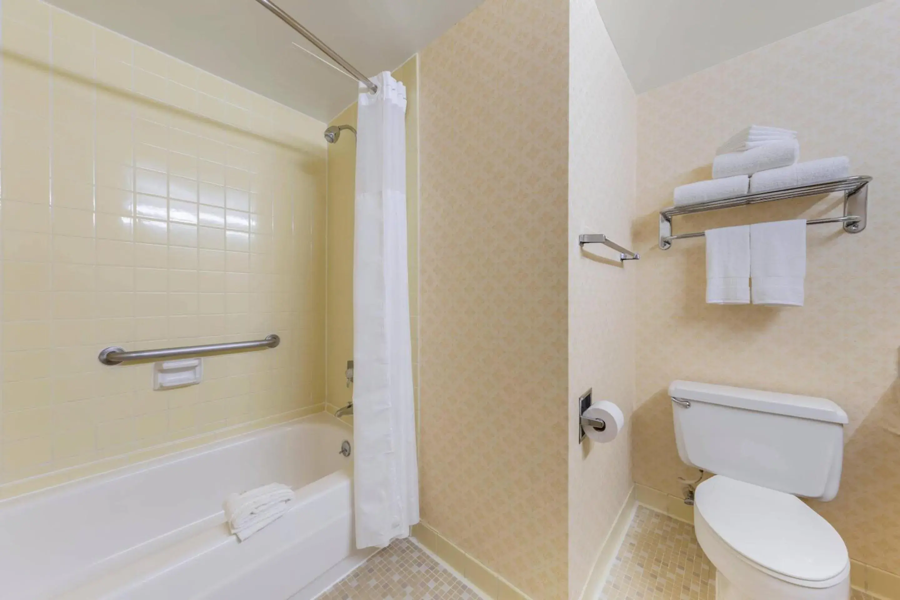 Bedroom in Clarion Hotel Anaheim Resort Bedroom in Clarion Hotel Anaheim Resort