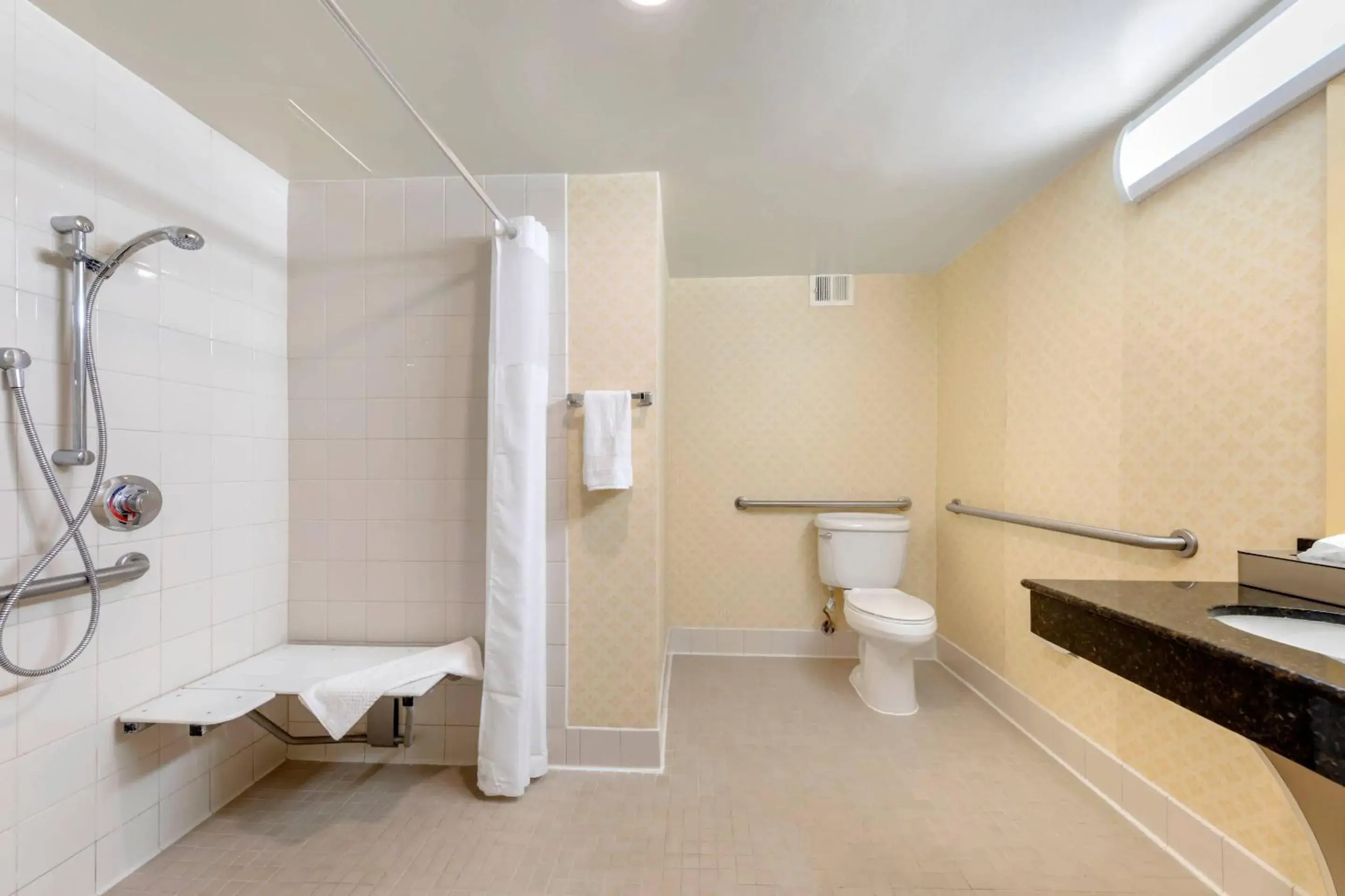 Bedroom in Clarion Hotel Anaheim Resort Bedroom in Clarion Hotel Anaheim Resort