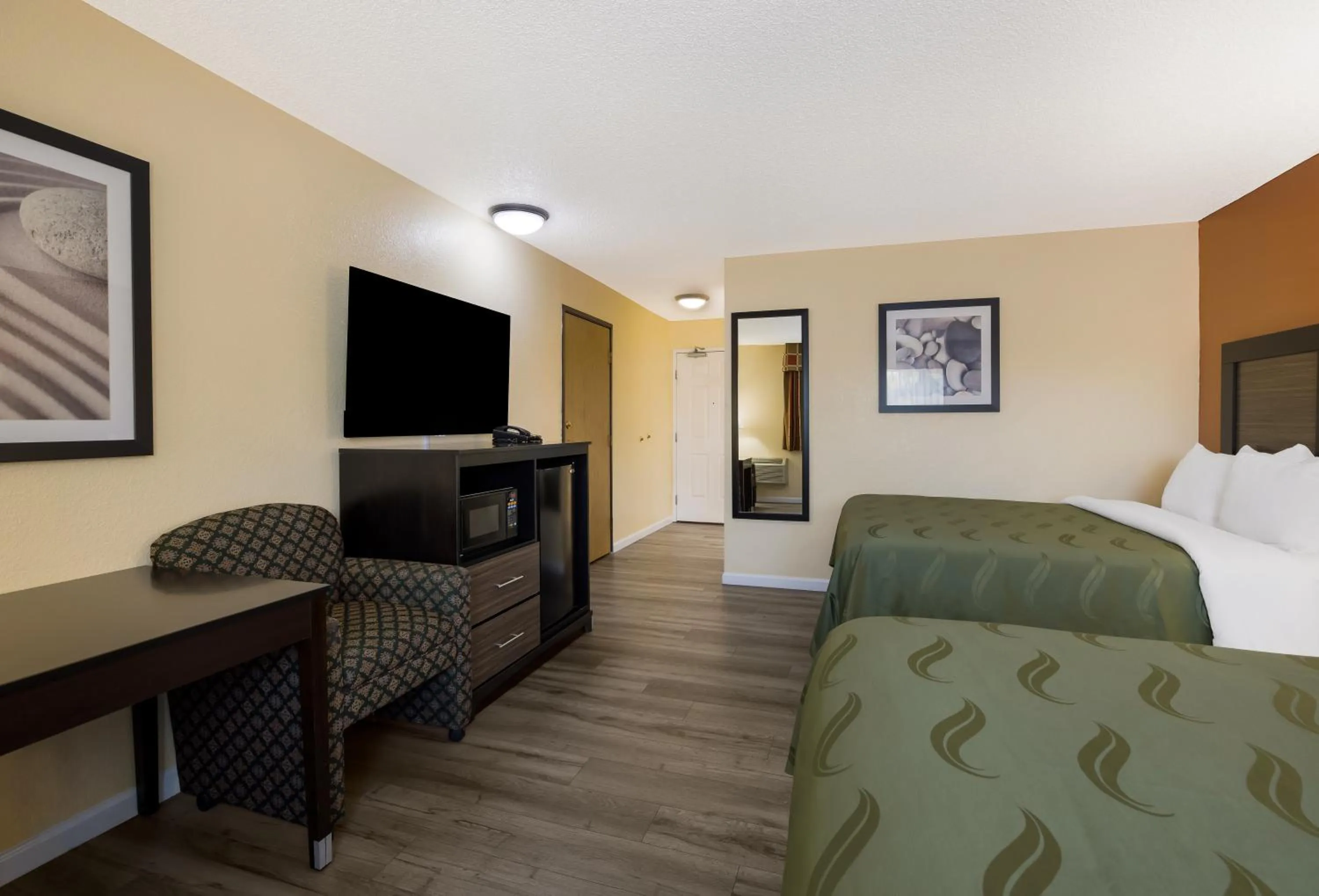 TV and multimedia, Bed in Quality Inn & Suites Medford Airport