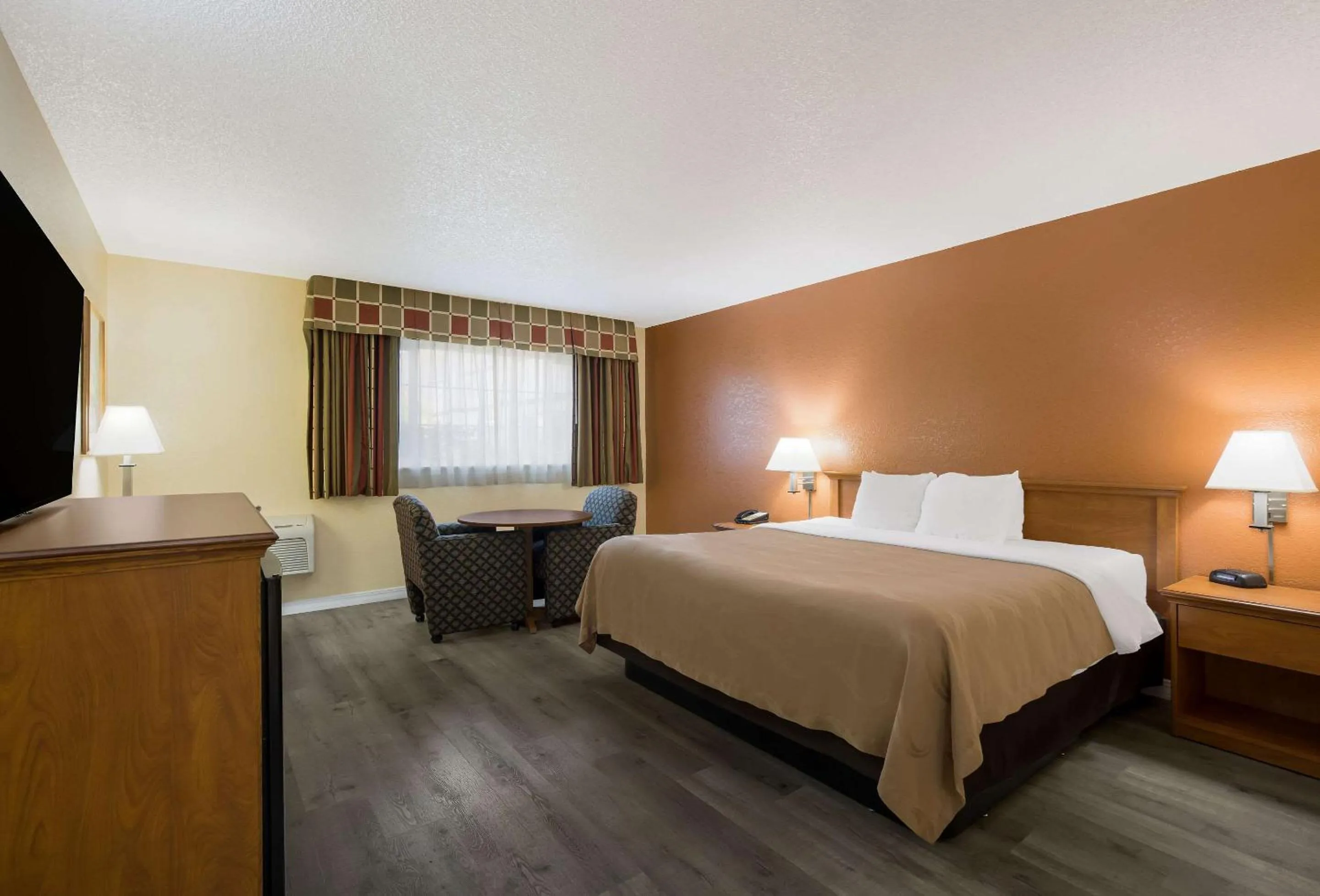 Bedroom, Bed in Quality Inn & Suites Medford Airport