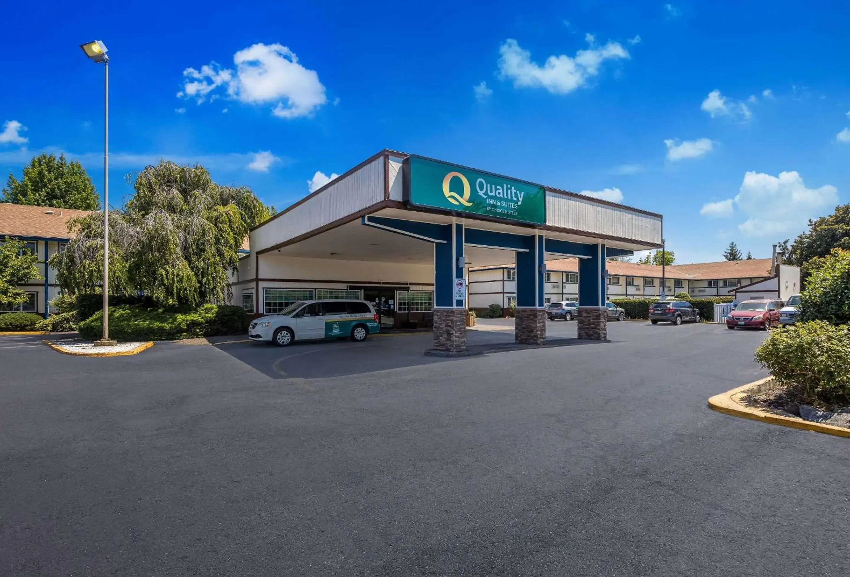 Property building in Quality Inn & Suites Medford Airport Property building in Quality Inn & Suites Medford Airport