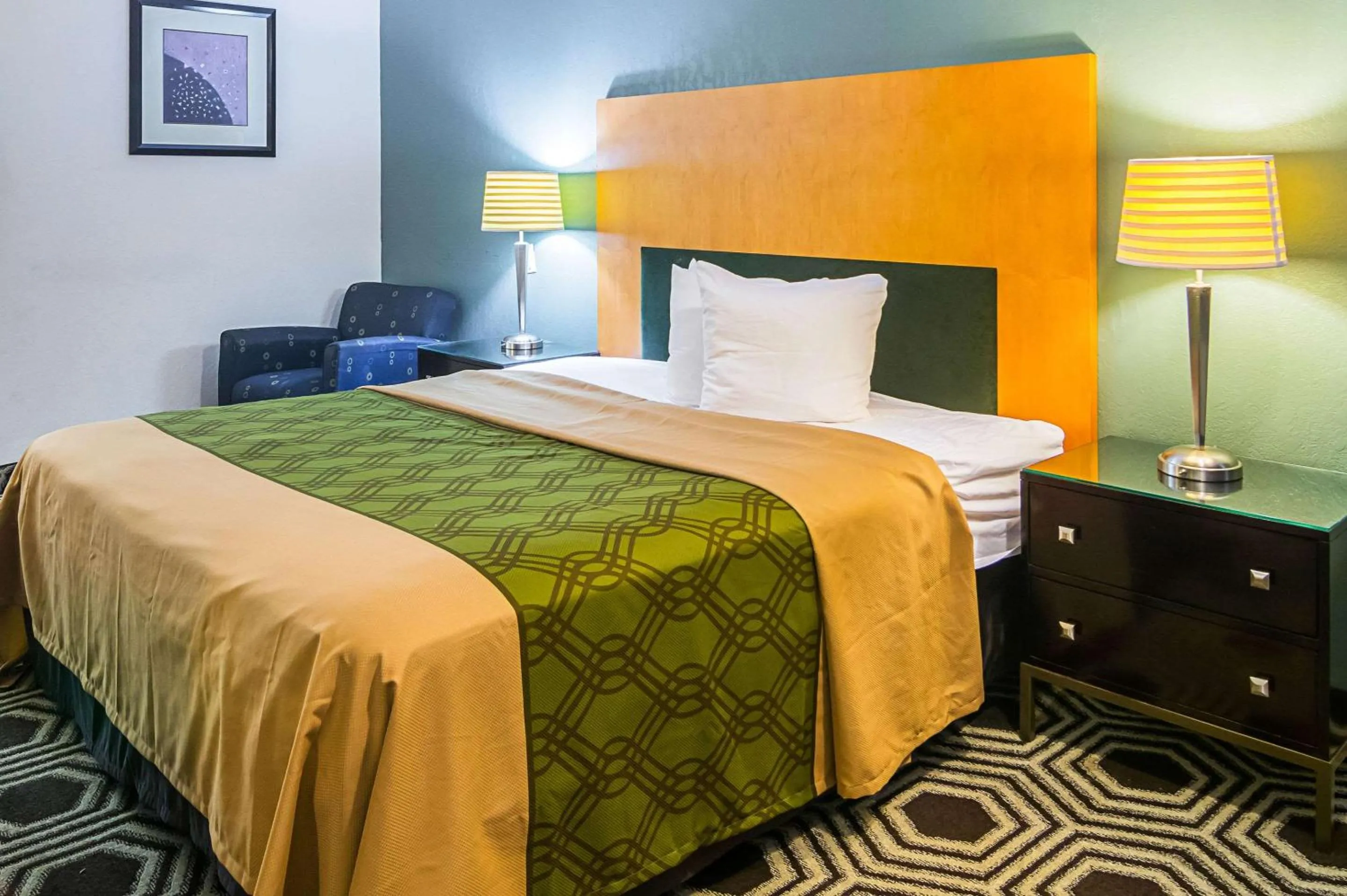 Photo of the whole room, Bed in Econo Lodge South Holland - Chicago Southland