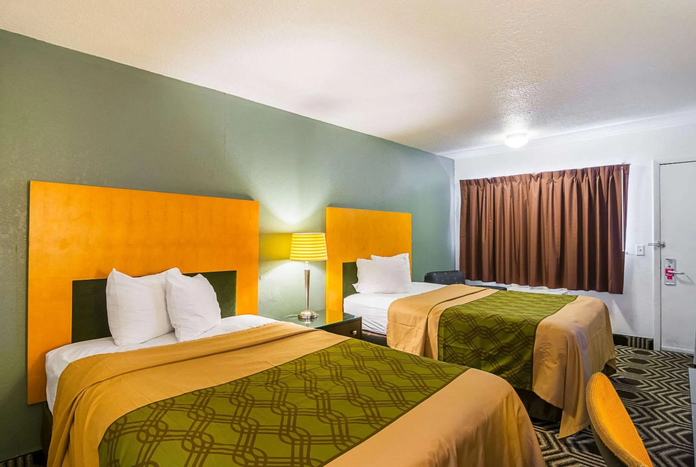 Photo of the whole room, Bed in Econo Lodge South Holland - Chicago Southland