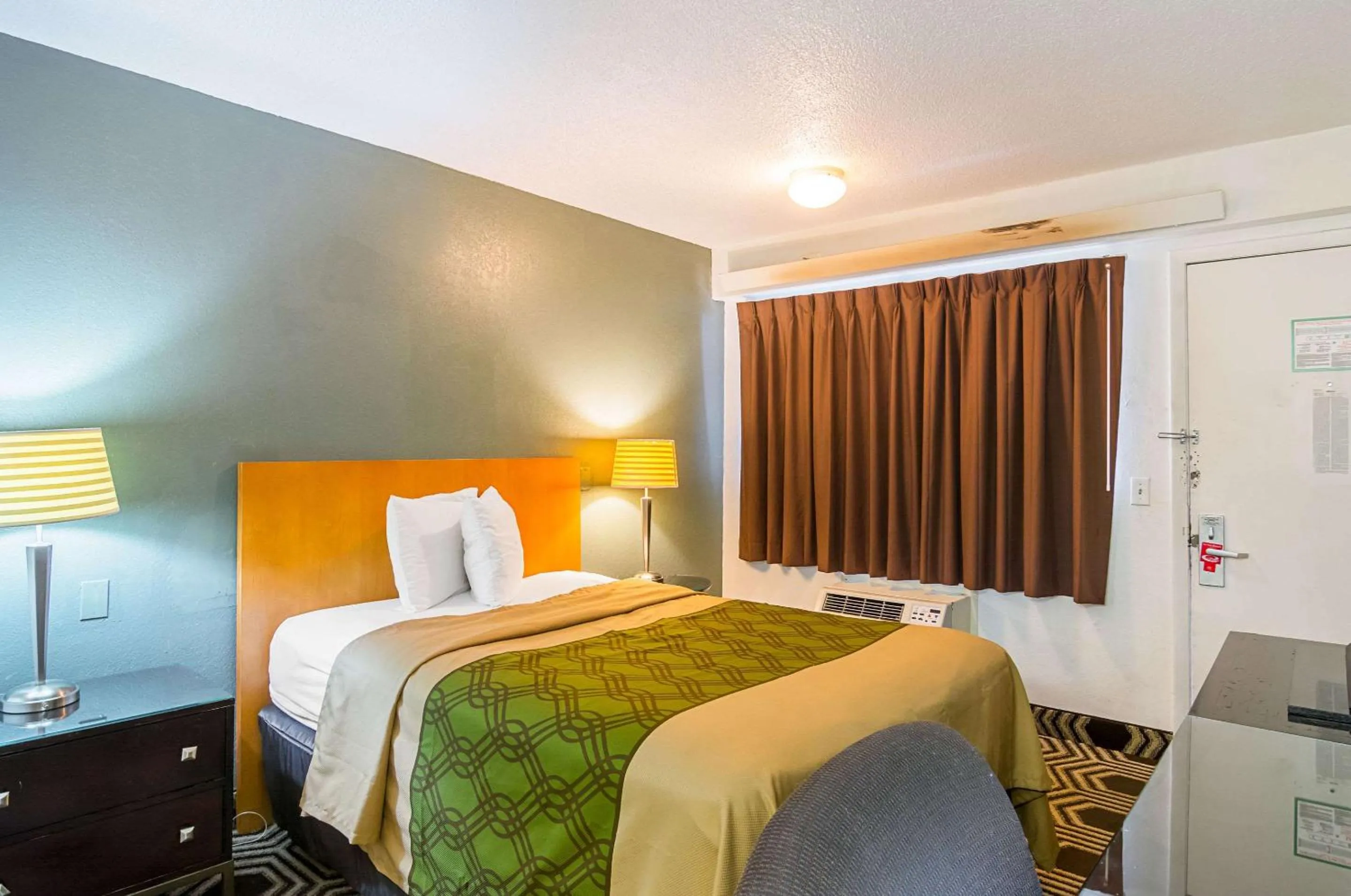 Photo of the whole room, Bed in Econo Lodge South Holland - Chicago Southland