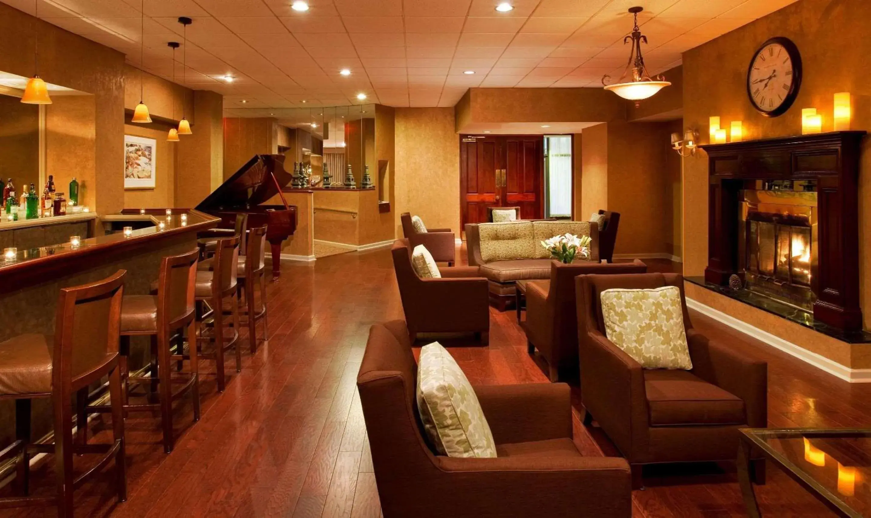 Lounge or bar in Radisson Hotel Hauppauge-Long Island Lounge or bar in Radisson Hotel Hauppauge-Long Island
