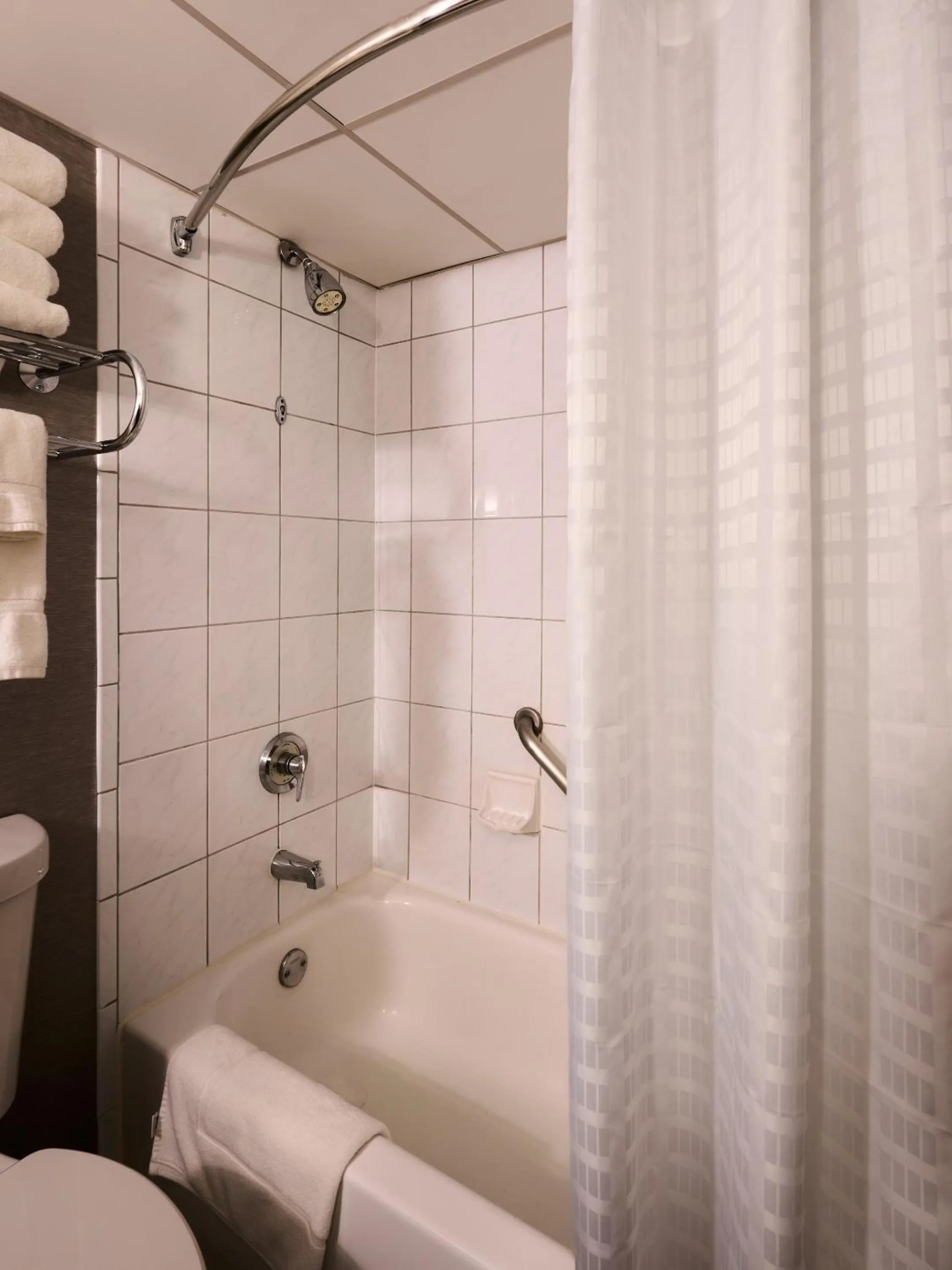 Bathroom in Radisson Hotel Hauppauge-Long Island