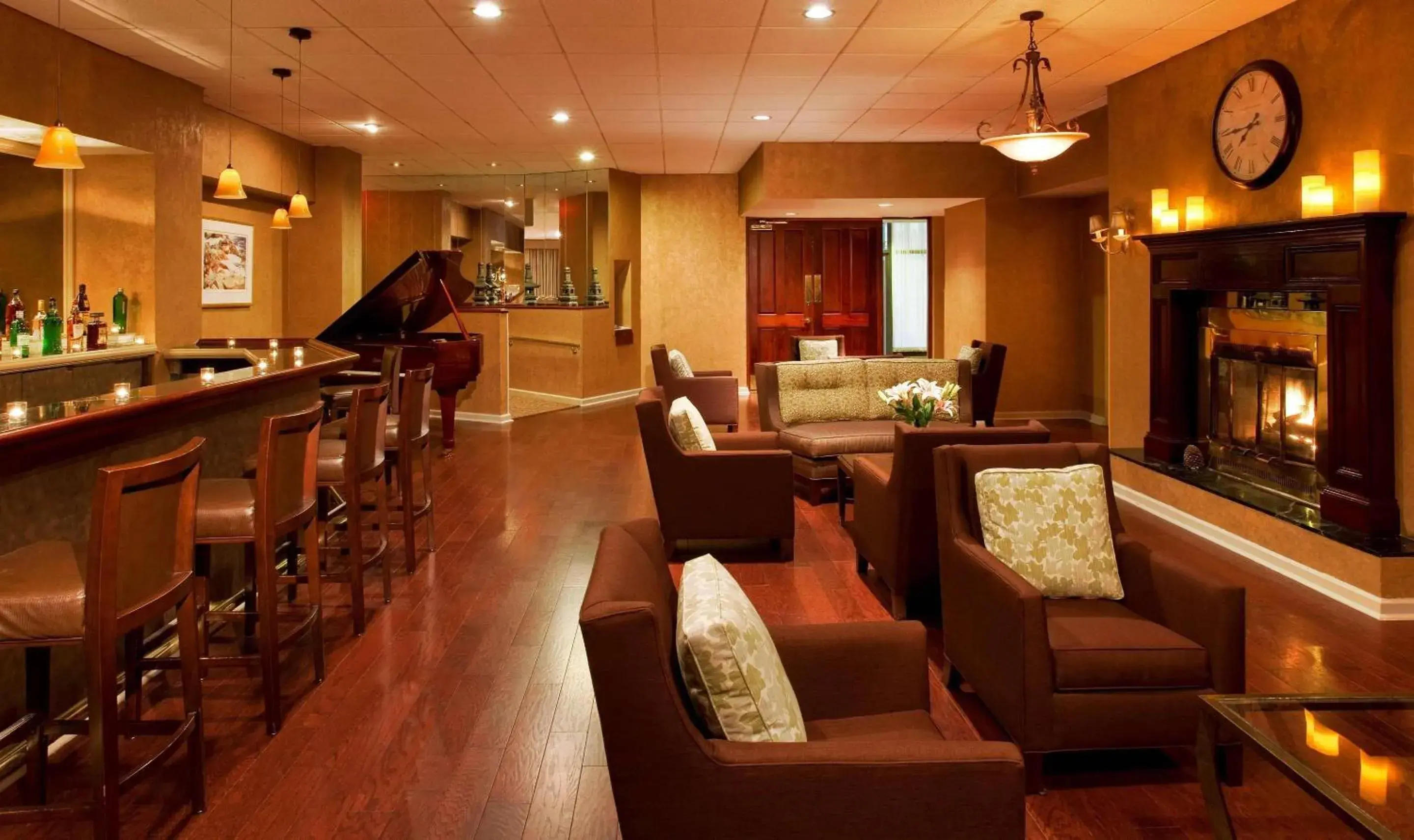 Lounge or bar in Radisson Hotel Hauppauge-Long Island Lounge or bar in Radisson Hotel Hauppauge-Long Island