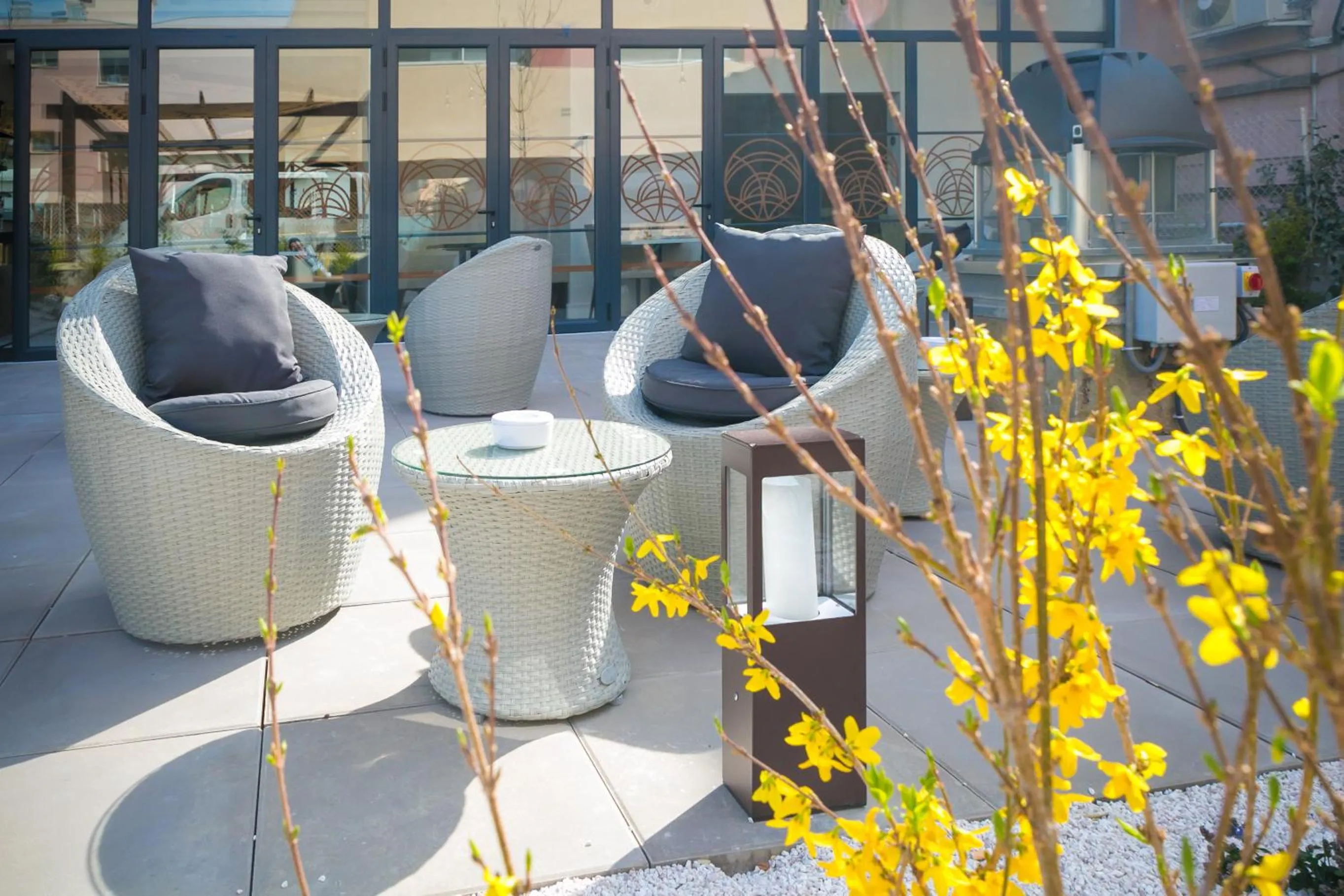 Patio in Best Western Hôtel Journel Saint-Laurent-du-Var Aéroport