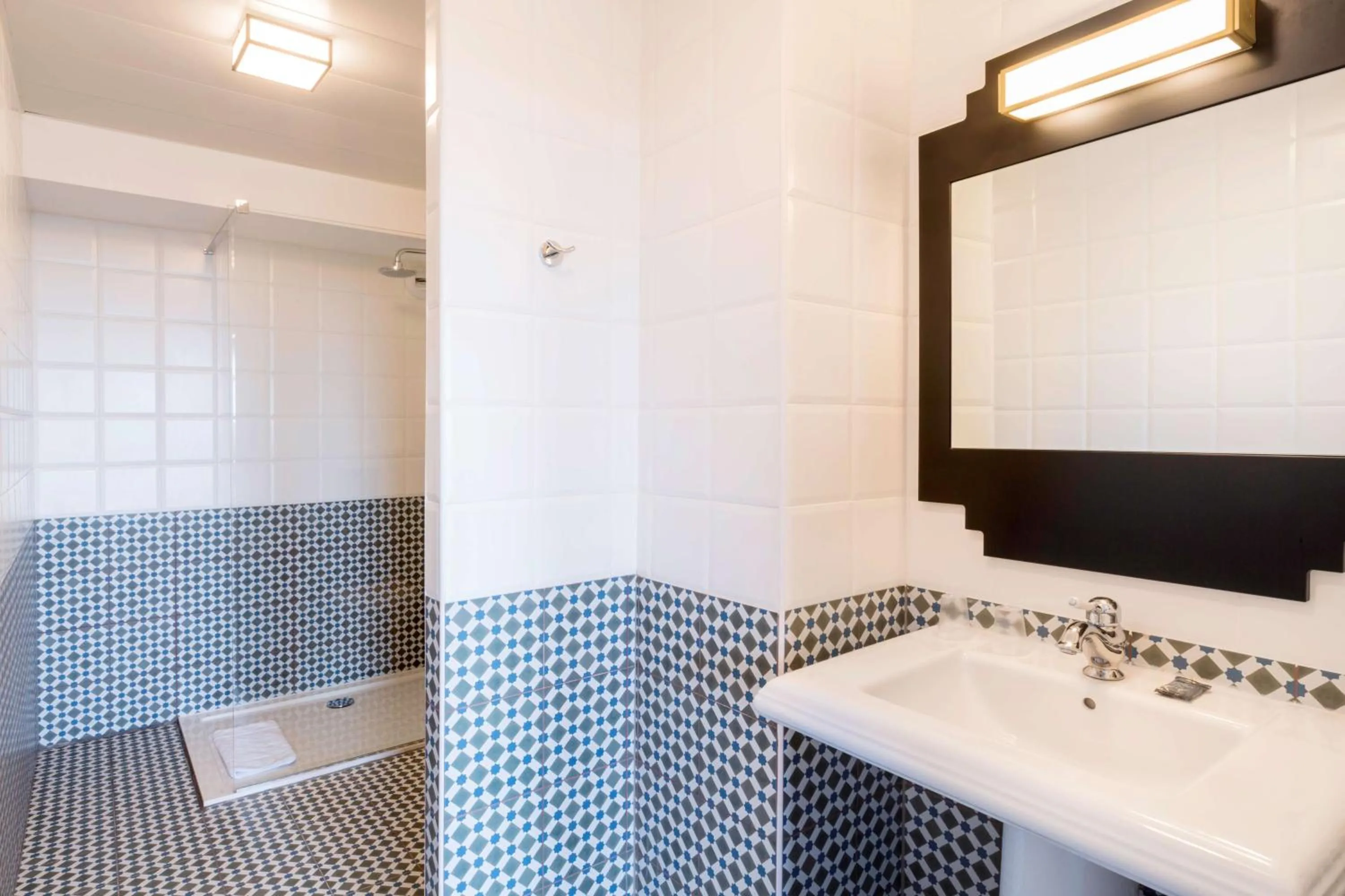 Bathroom in Best Western Hôtel Journel Saint-Laurent-du-Var Aéroport