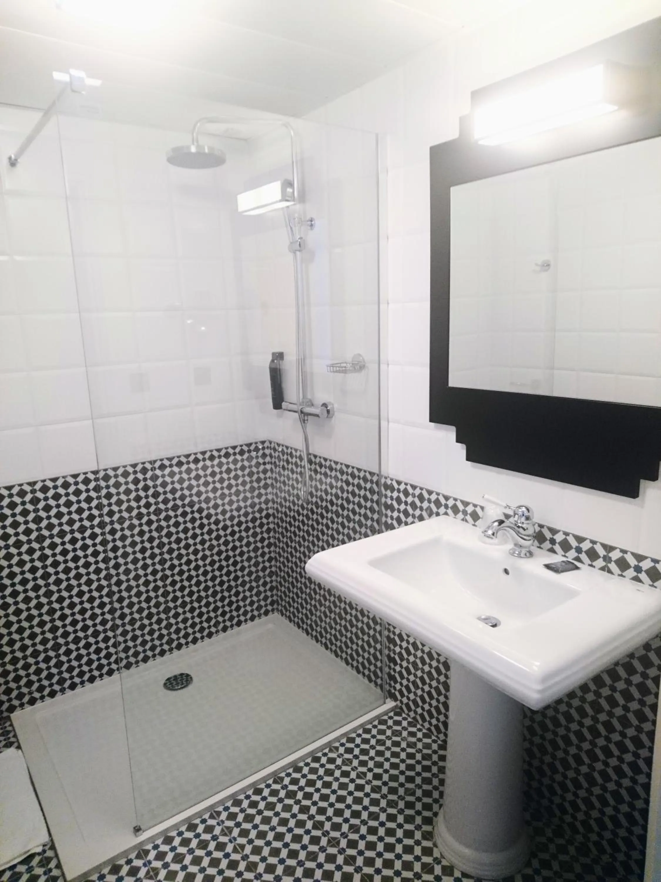 Bathroom in Best Western Hôtel Journel Saint-Laurent-du-Var Aéroport