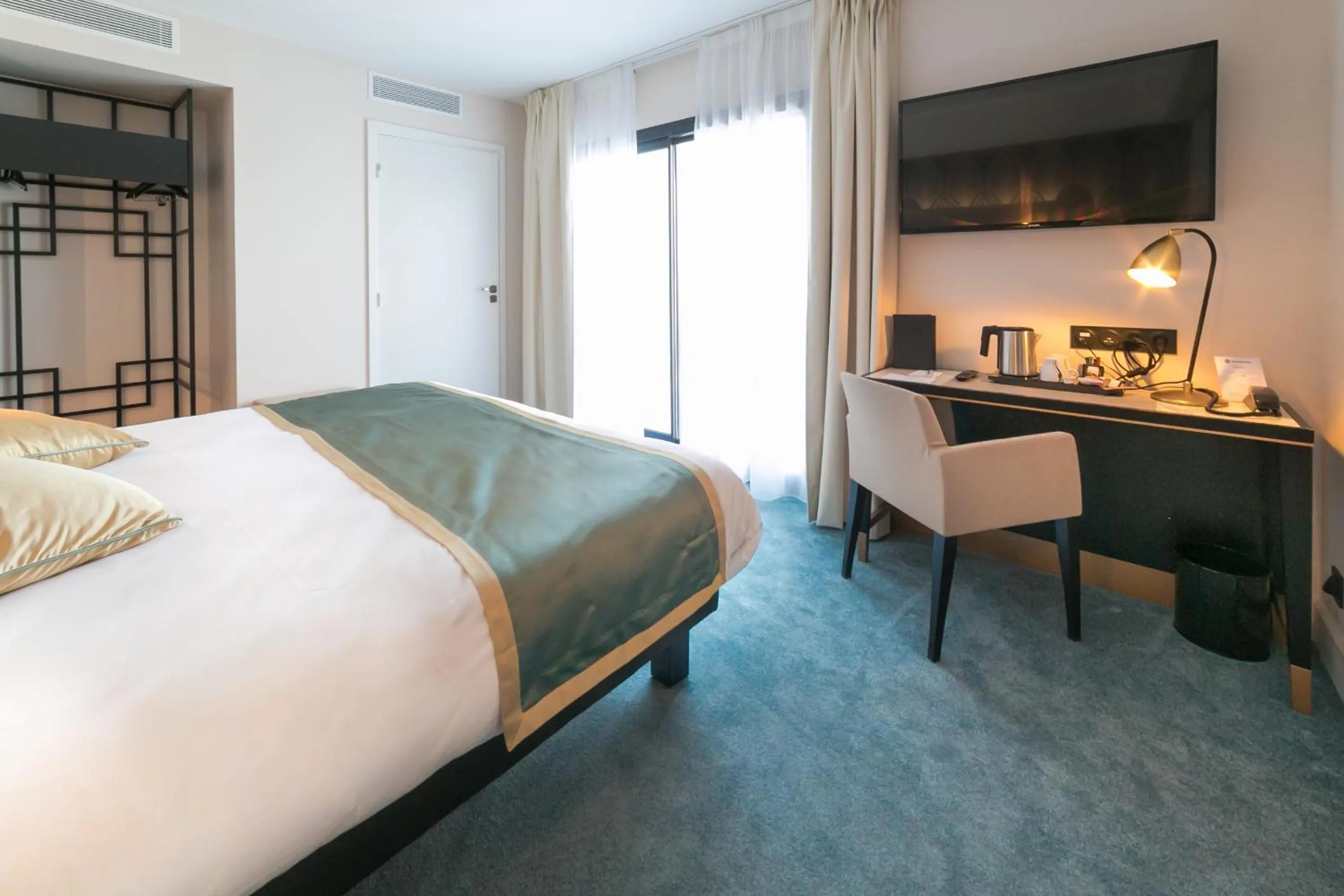 TV and multimedia, Bed in Best Western Hôtel Journel Saint-Laurent-du-Var Aéroport