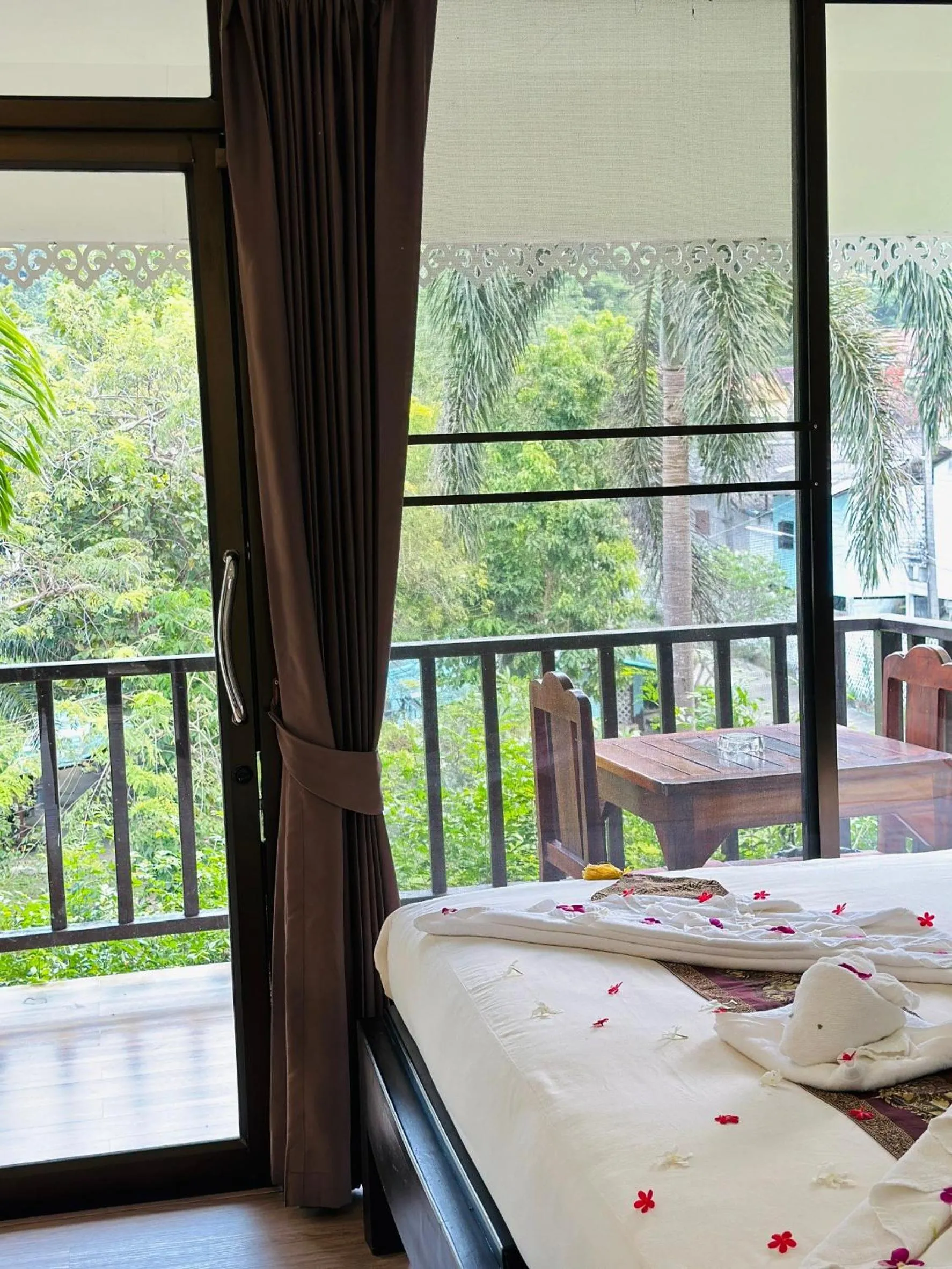 Property building, Bed in Chang Cliff Resort