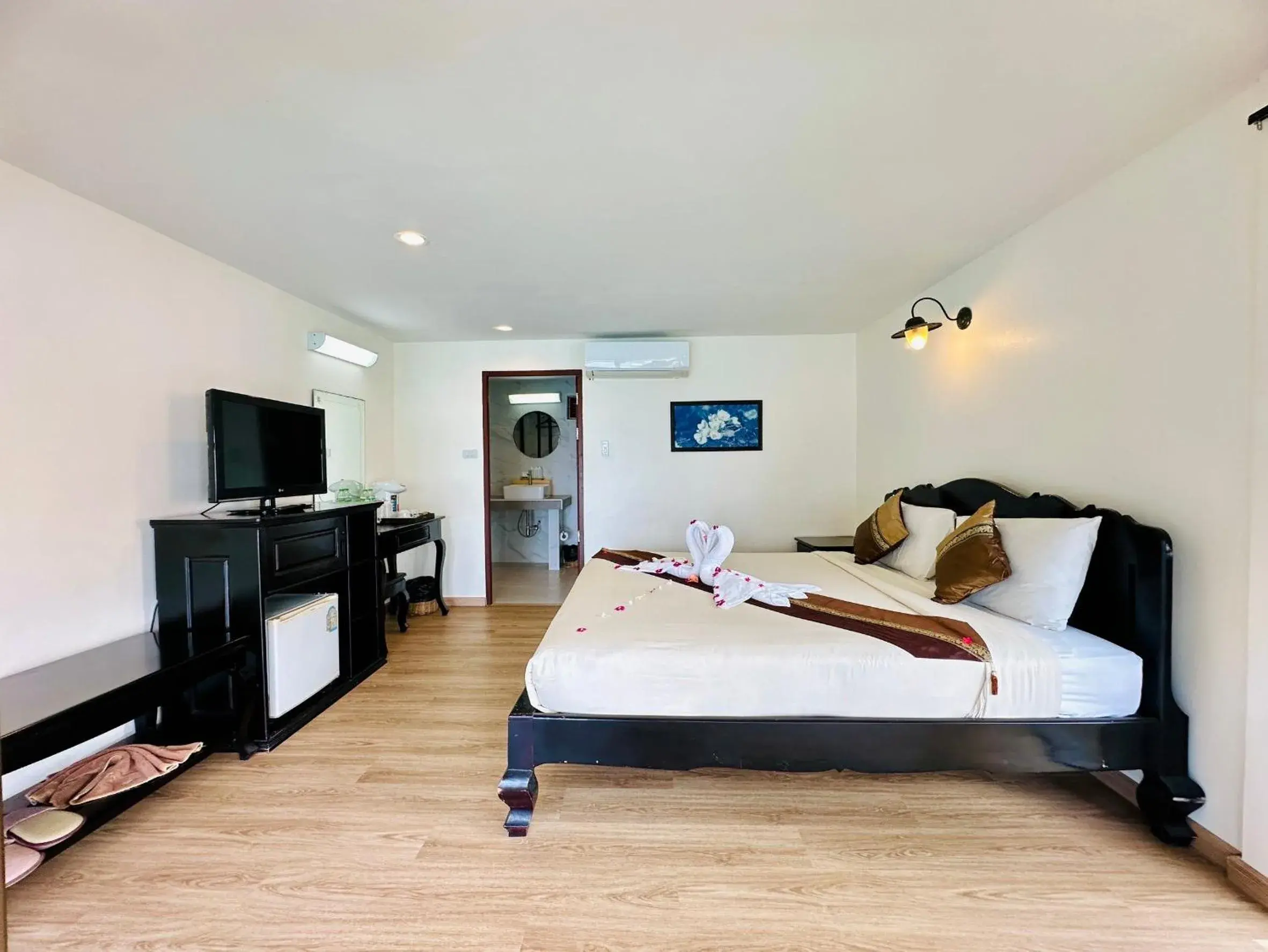 Property building, Bed in Chang Cliff Resort Property building, Bed in Chang Cliff Resort