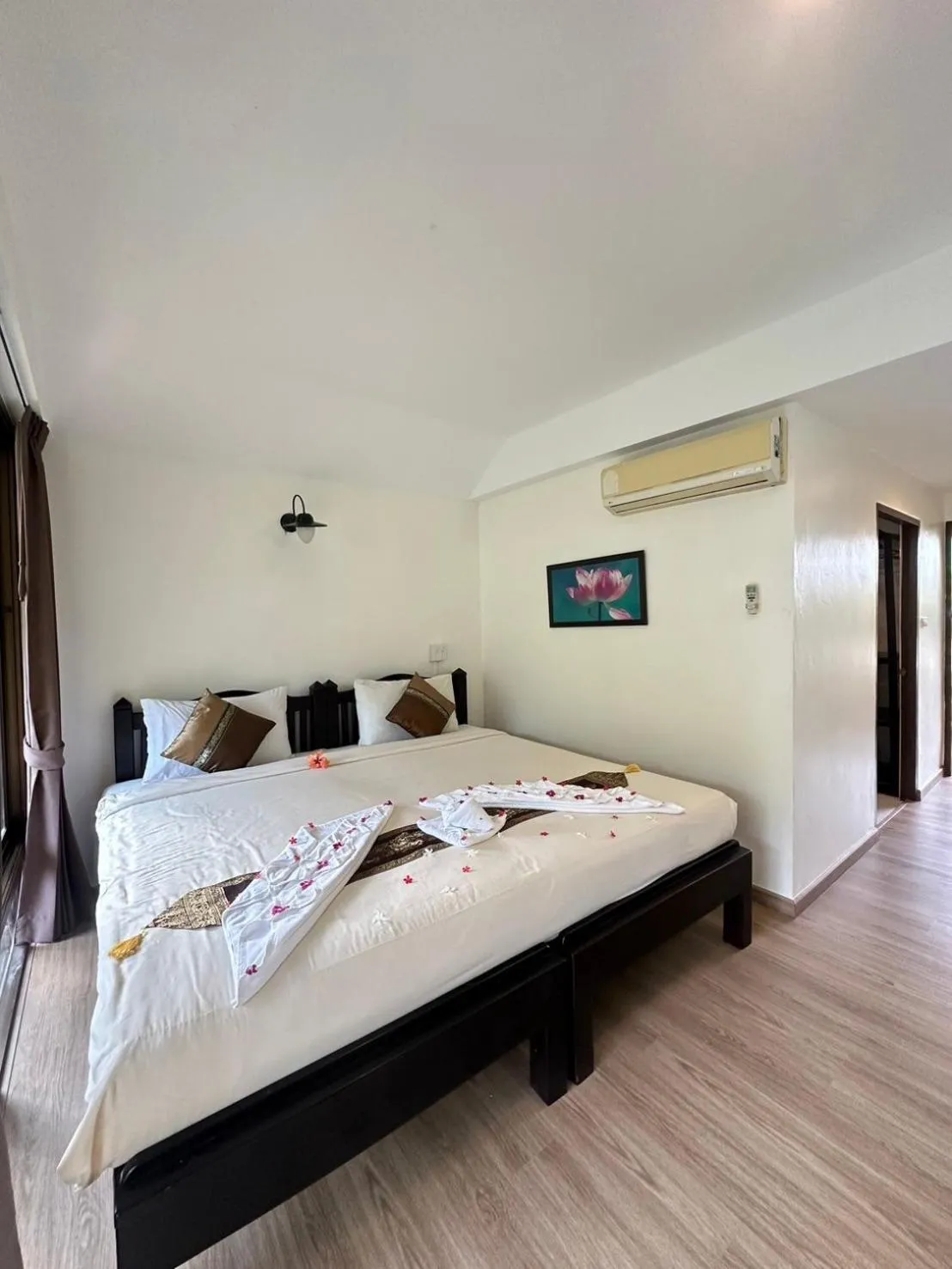 Property building, Bed in Chang Cliff Resort