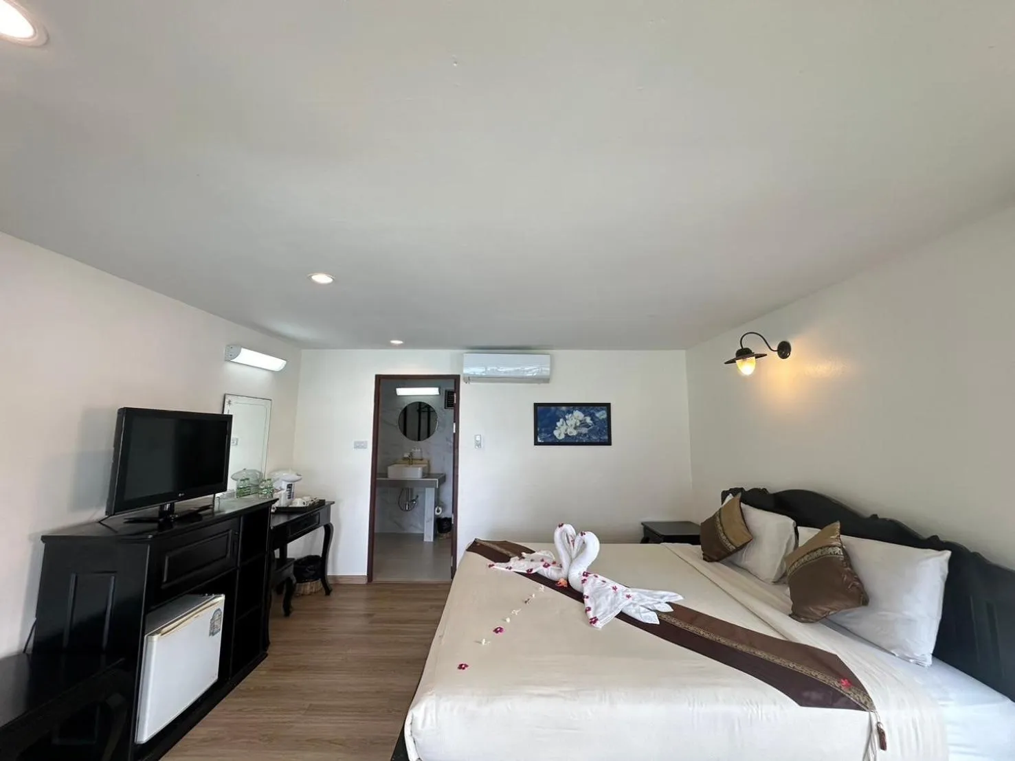 Photo of the whole room, Bed in Chang Cliff Resort