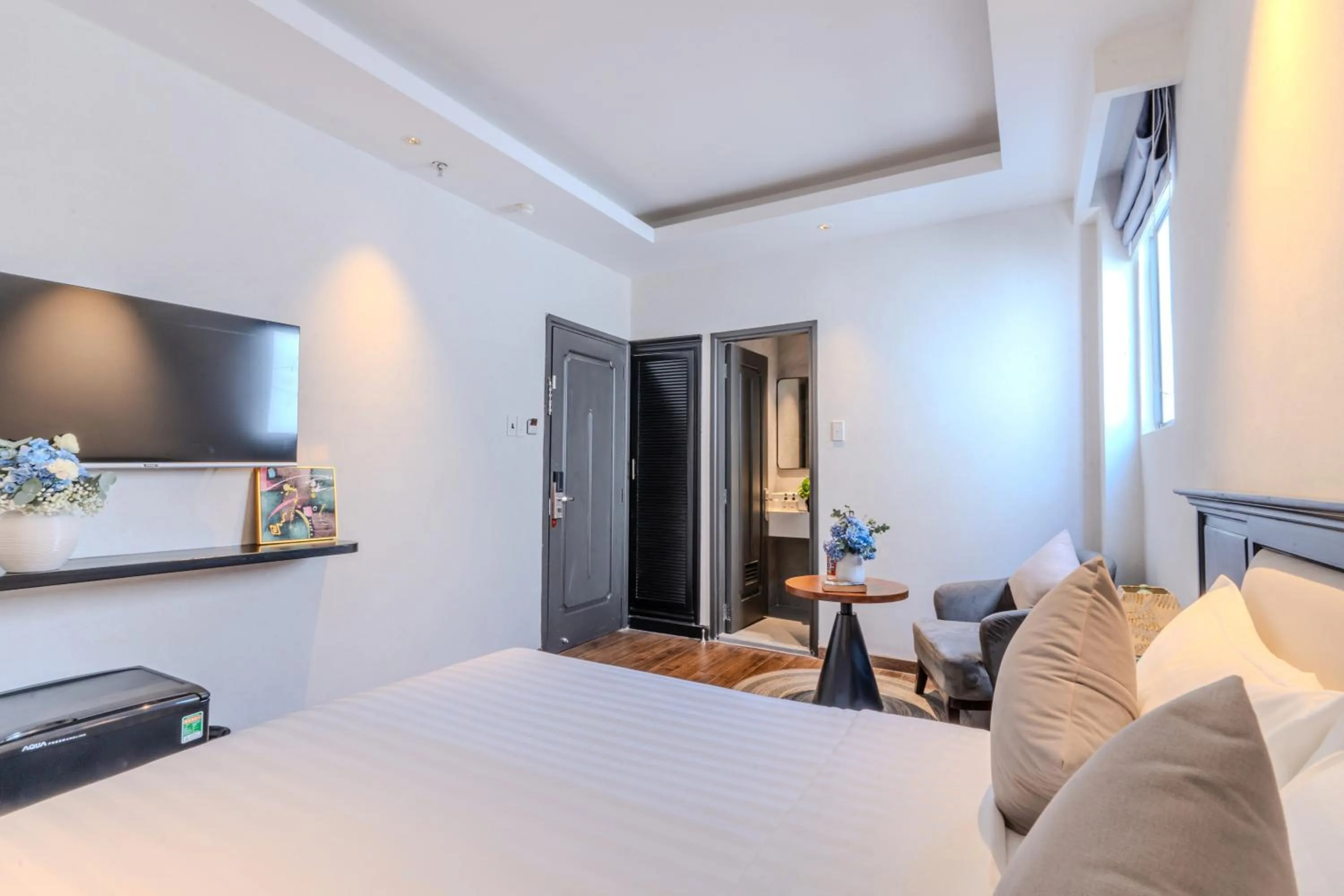 Communal lounge/ TV room, Bed in Park View Luxury Hotel