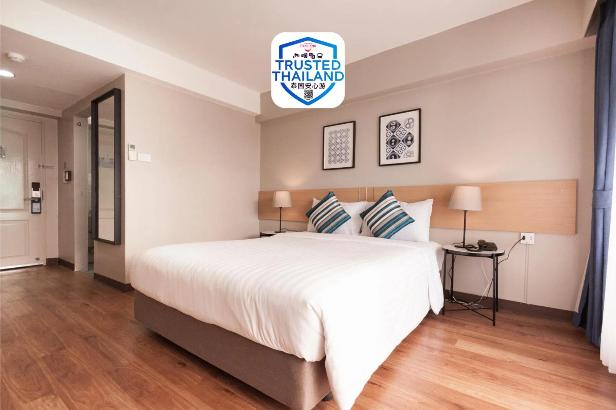 Bed in Samran Place Hotel