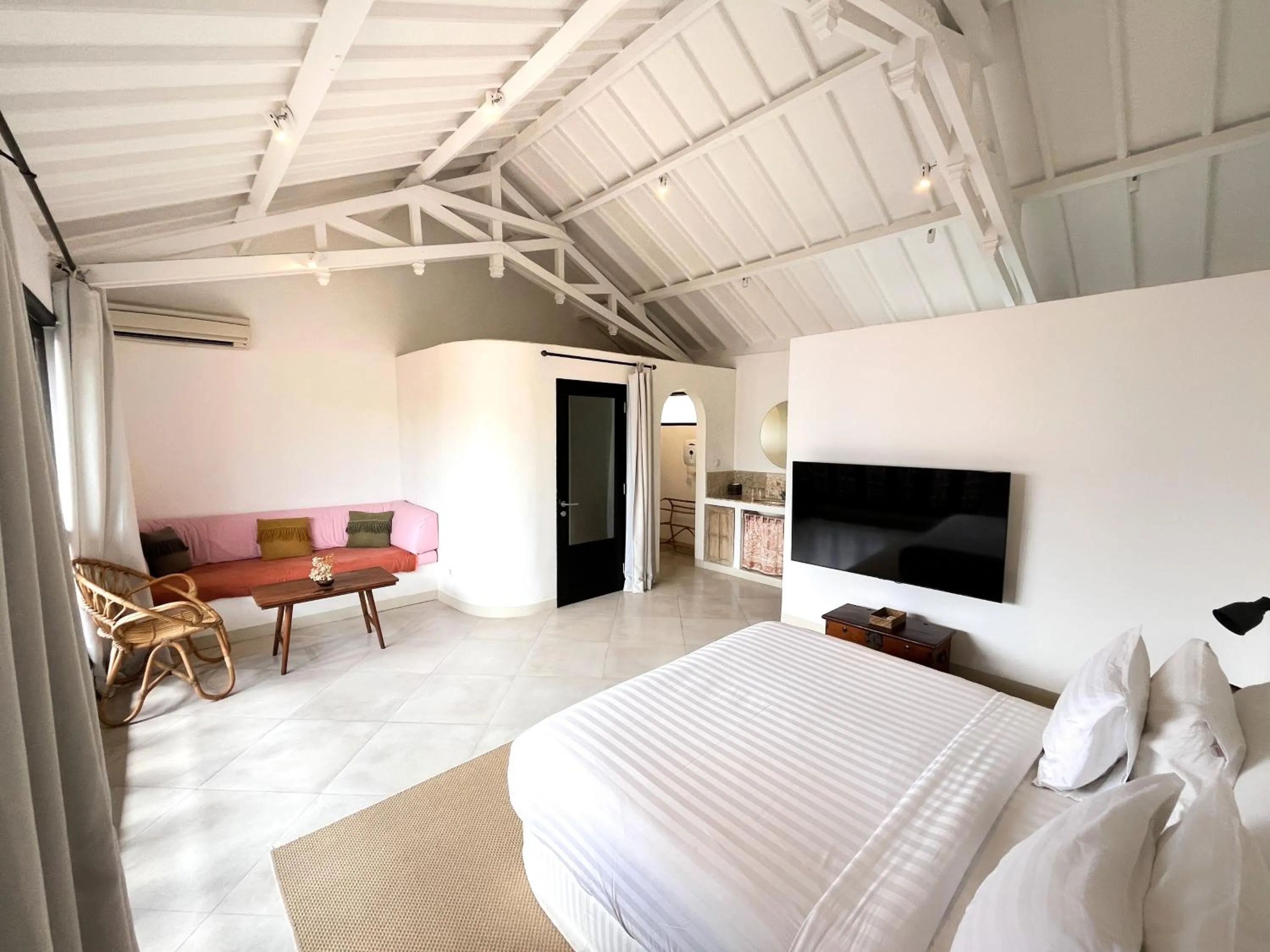 TV and multimedia, Bed in Happy Together By Kresna Hospitality